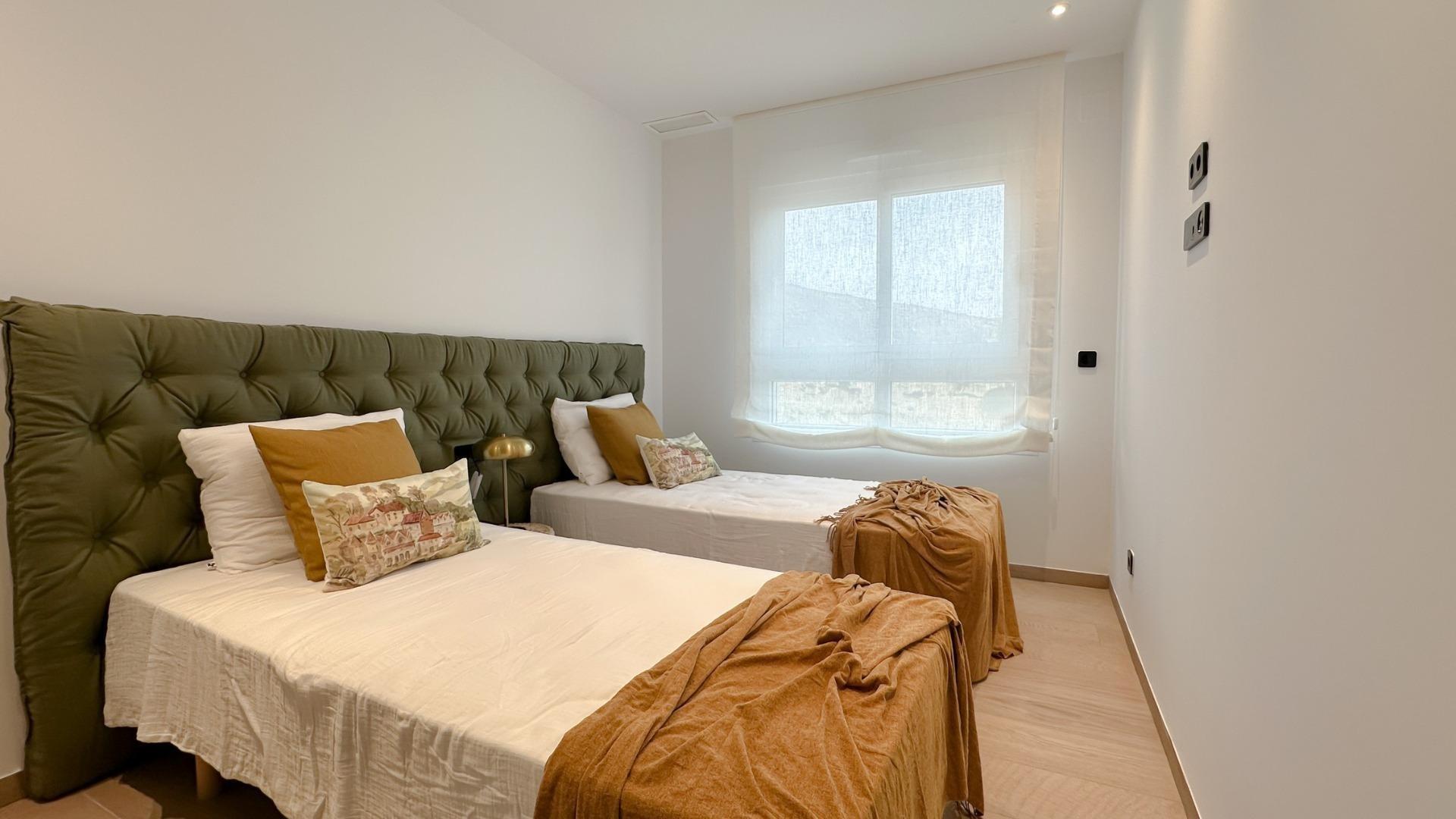 Chalet de Obra Nueva en La Finca Golf con Piscina Privada — 3 Dorm. y 2 Baños