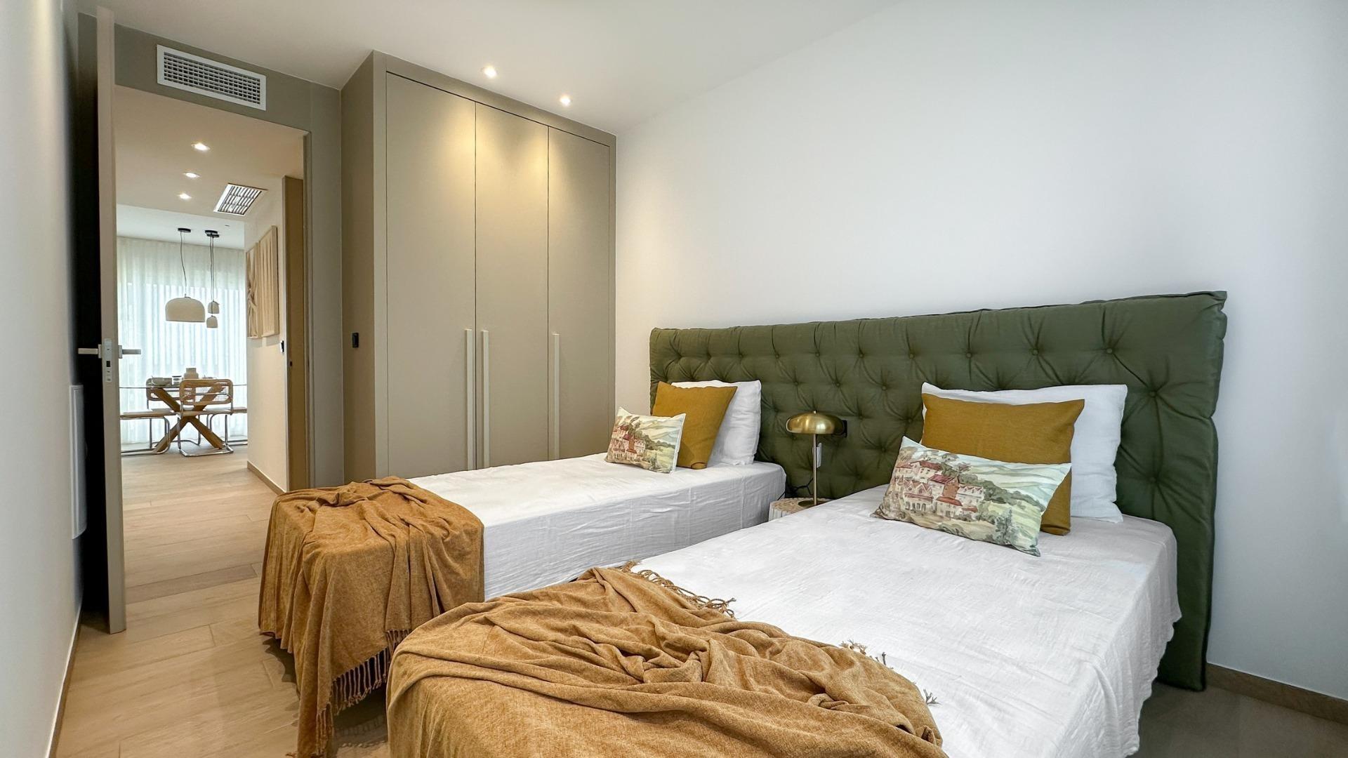 Chalet de Obra Nueva en La Finca Golf con Piscina Privada — 3 Dorm. y 2 Baños