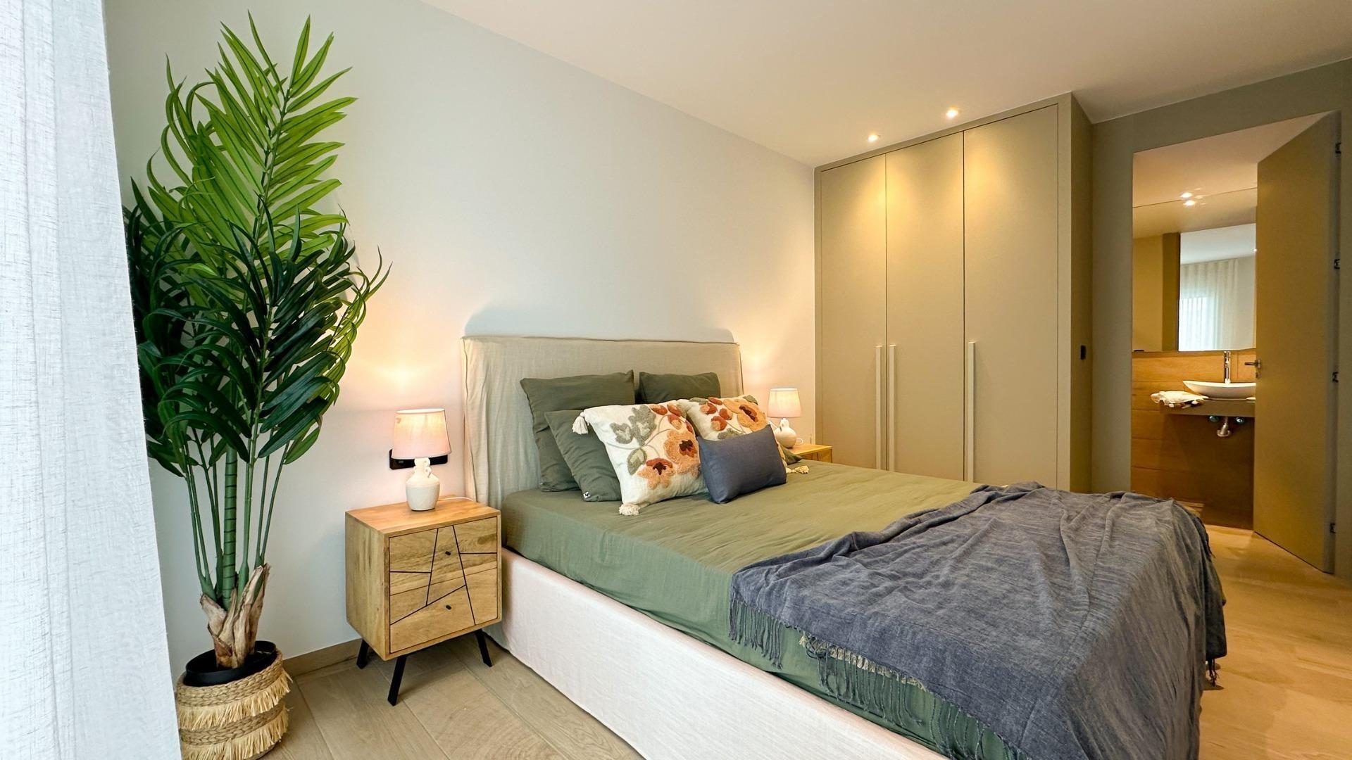 Chalet de Obra Nueva en La Finca Golf con Piscina Privada — 3 Dorm. y 2 Baños