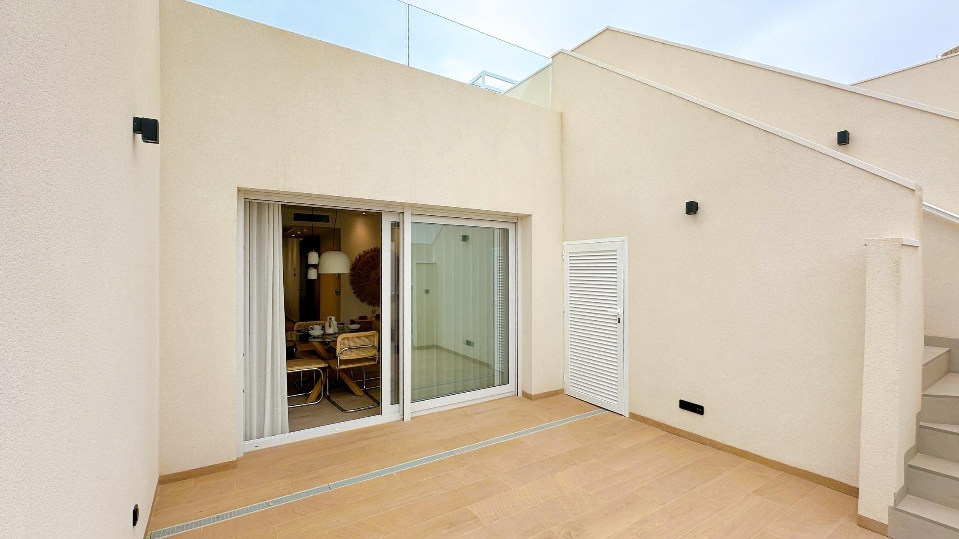 Chalet de Obra Nueva en La Finca Golf con Piscina Privada — 3 Dorm. y 2 Baños