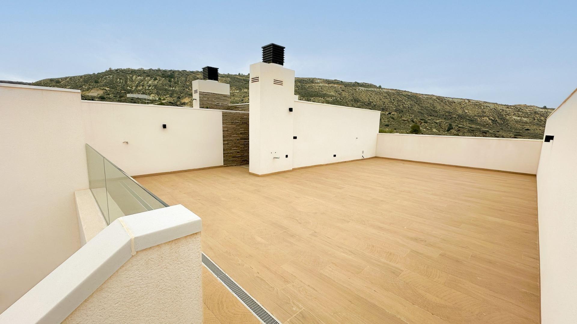 Chalet de Obra Nueva en La Finca Golf con Piscina Privada — 3 Dorm. y 2 Baños