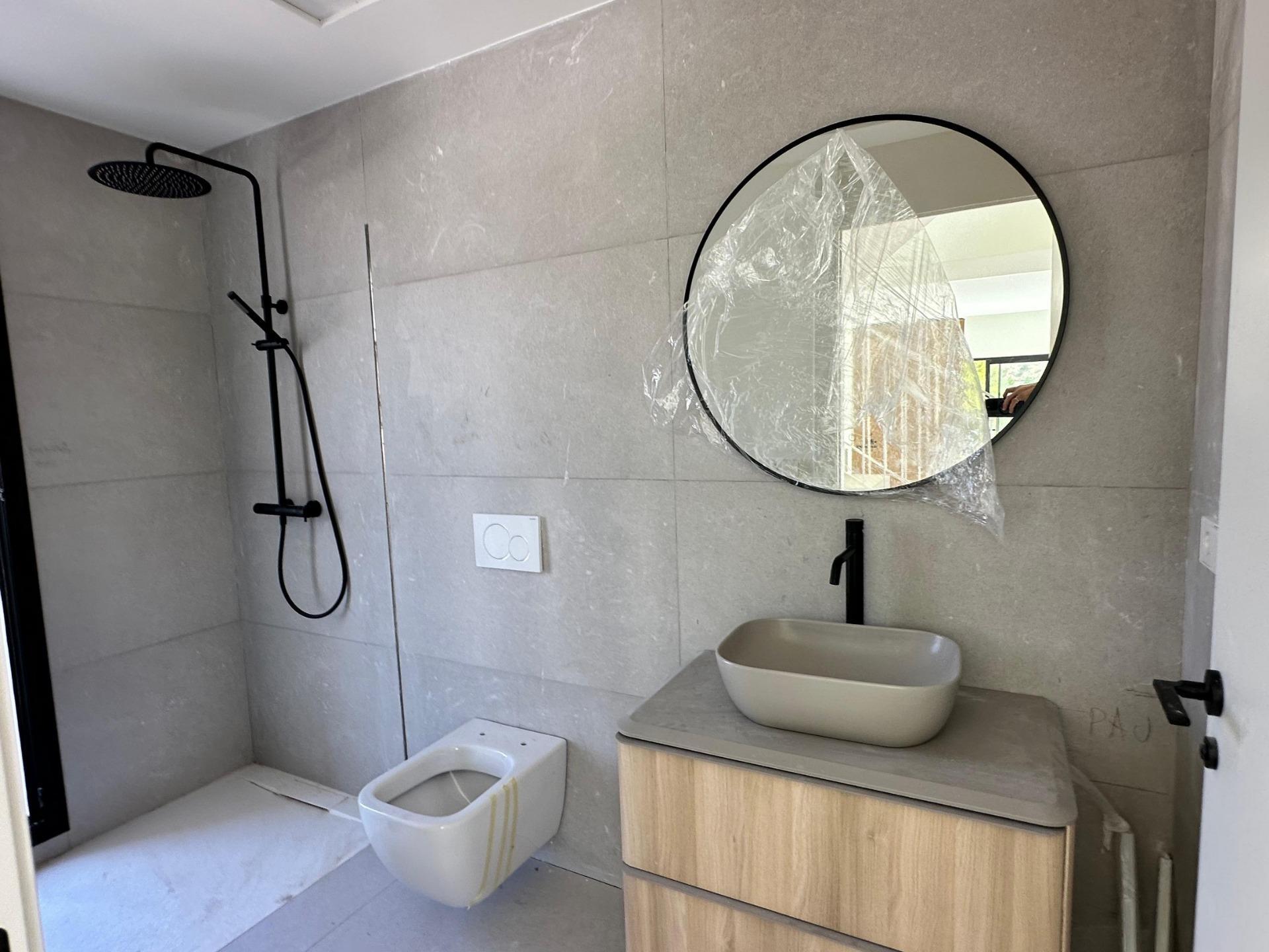 Villa de obra nueva con piscina privada y vistas al mar en Finestrat — 3 dorm.