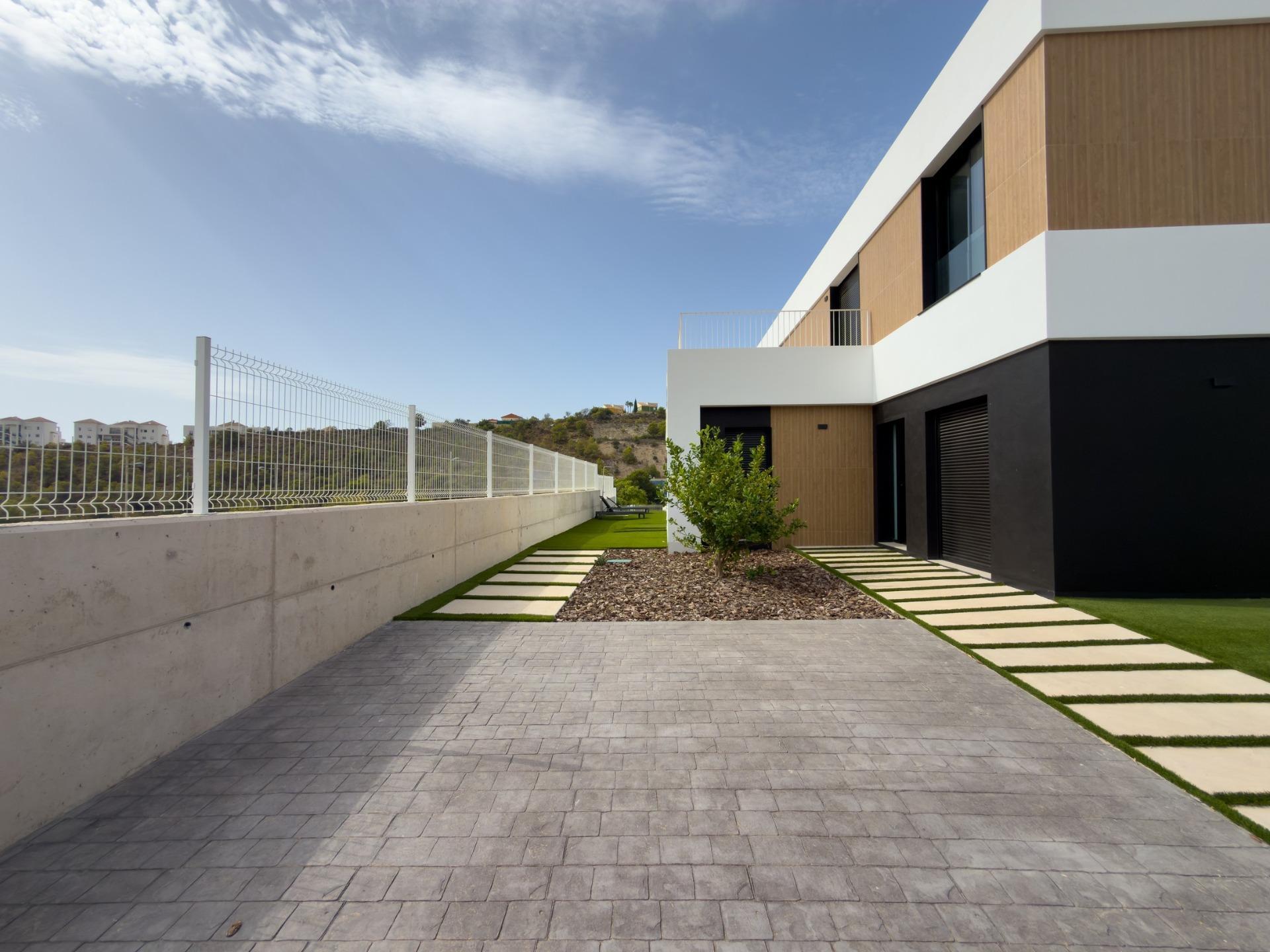 Villa de obra nueva con piscina privada y vistas al mar en Finestrat — 3 dorm.