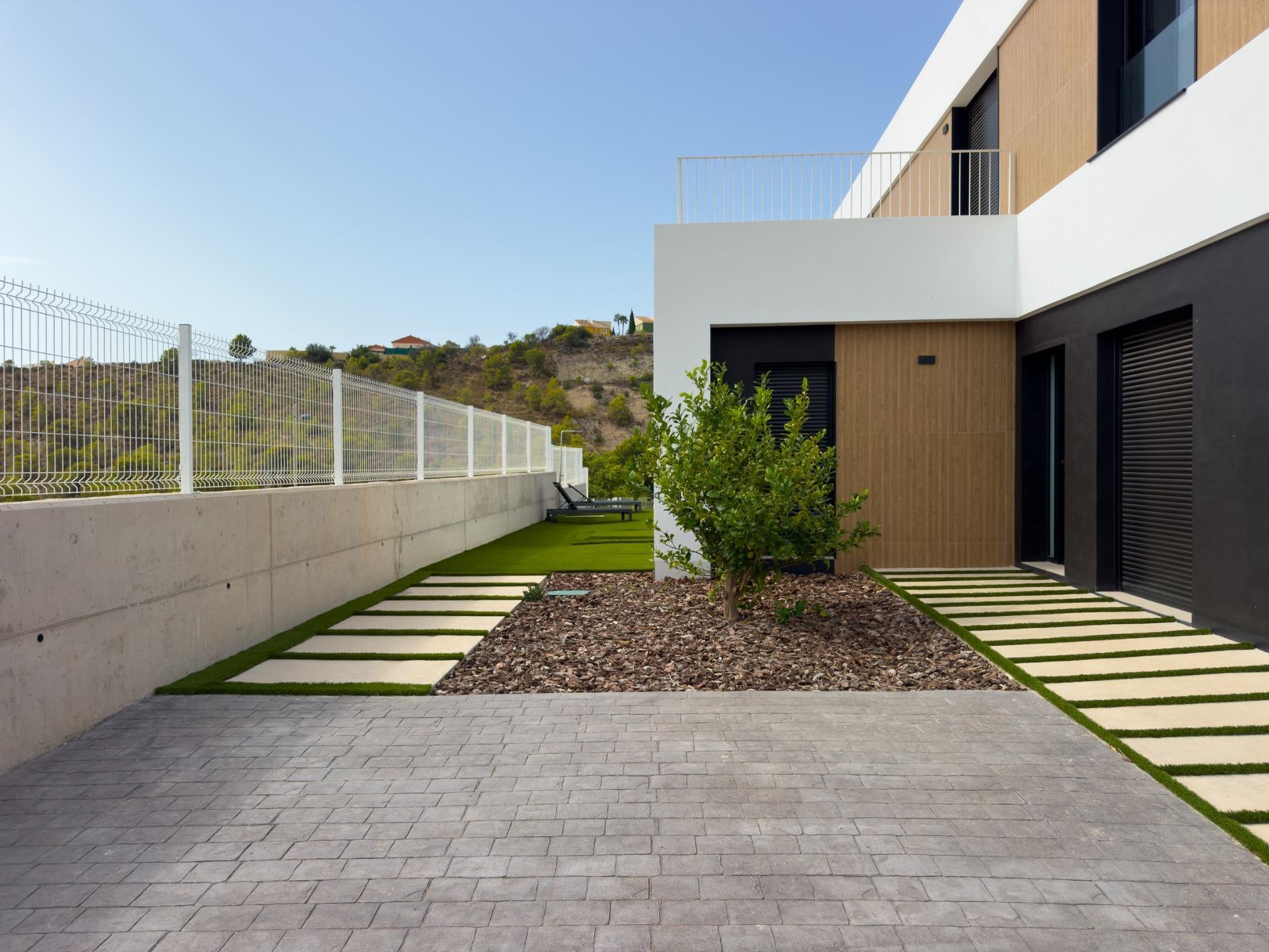 Villa de obra nueva con piscina privada y vistas al mar en Finestrat — 3 dorm.