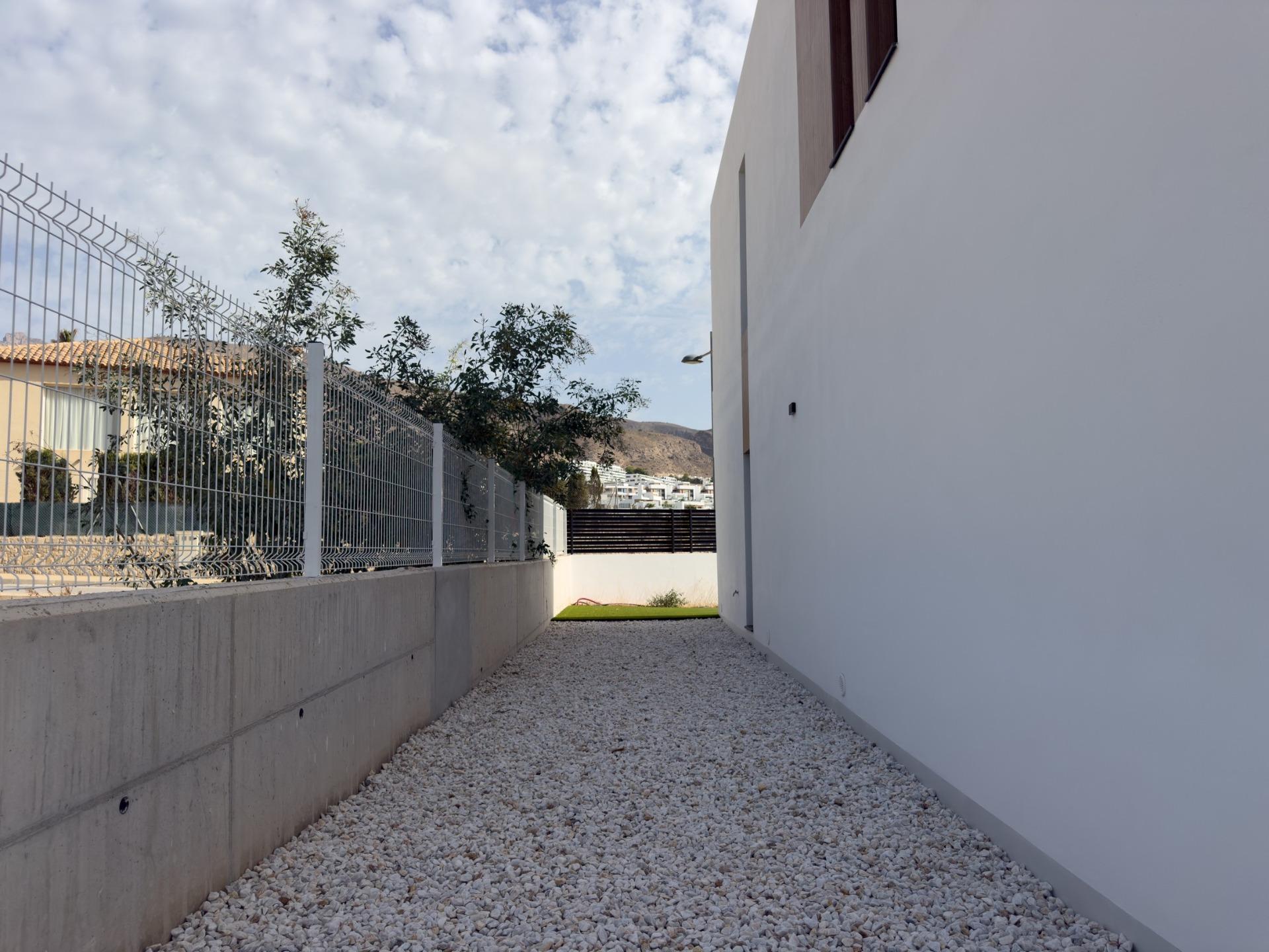 Villa de obra nueva con piscina privada y vistas al mar en Finestrat — 3 dorm.