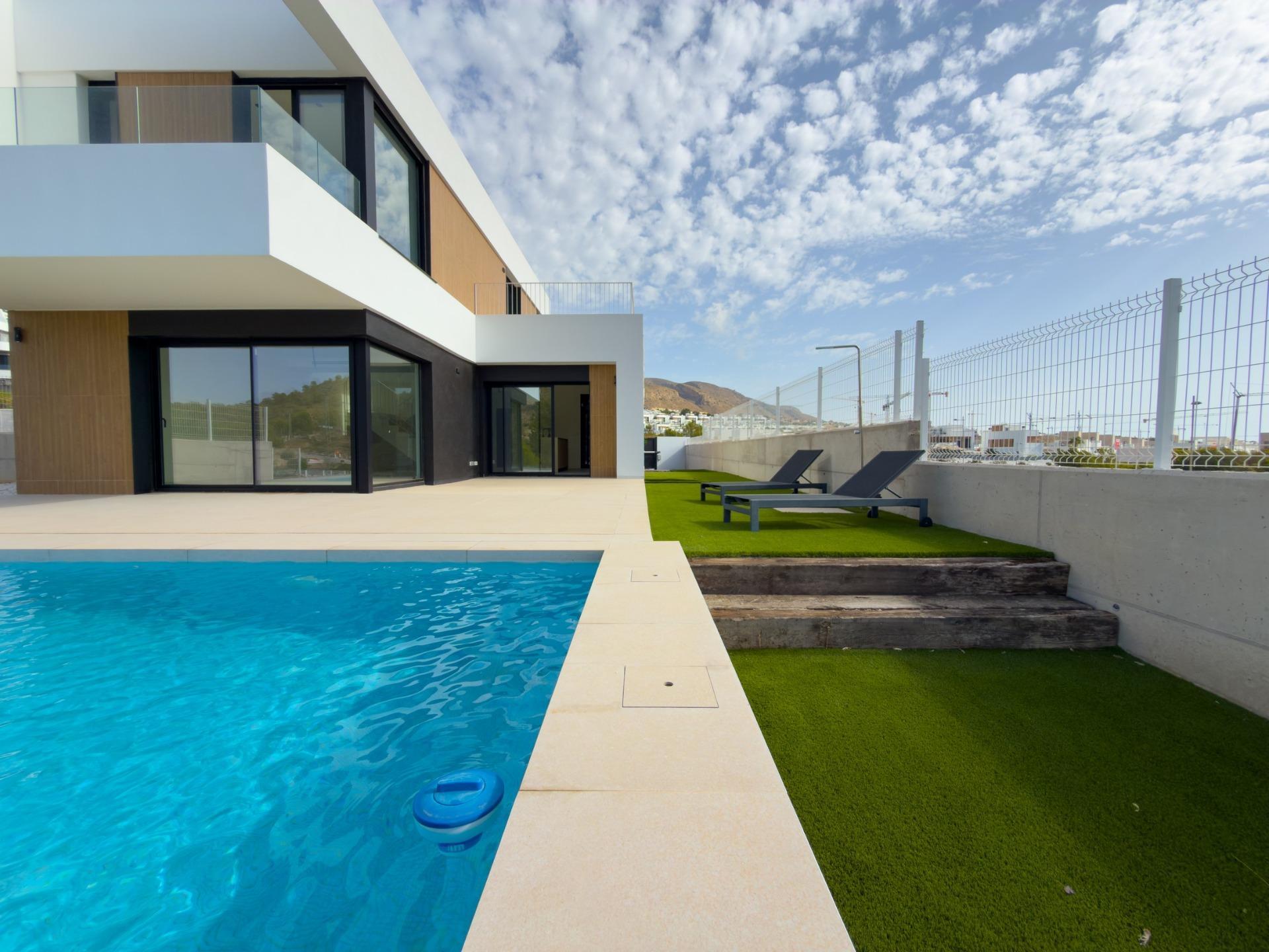 Villa de obra nueva con piscina privada y vistas al mar en Finestrat — 3 dorm.