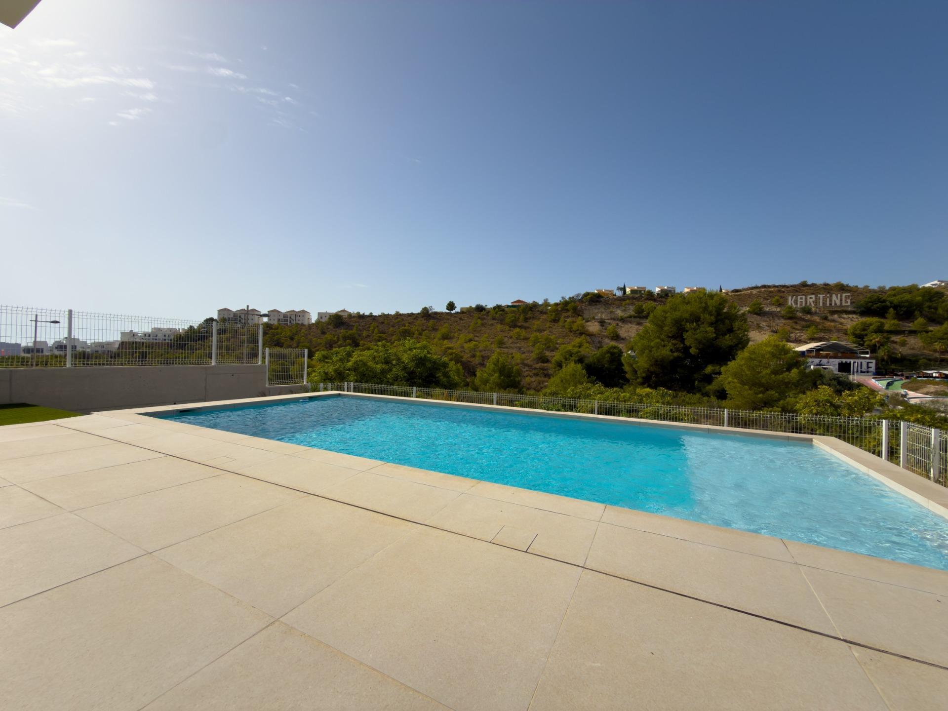 Villa de obra nueva con piscina privada y vistas al mar en Finestrat — 3 dorm.