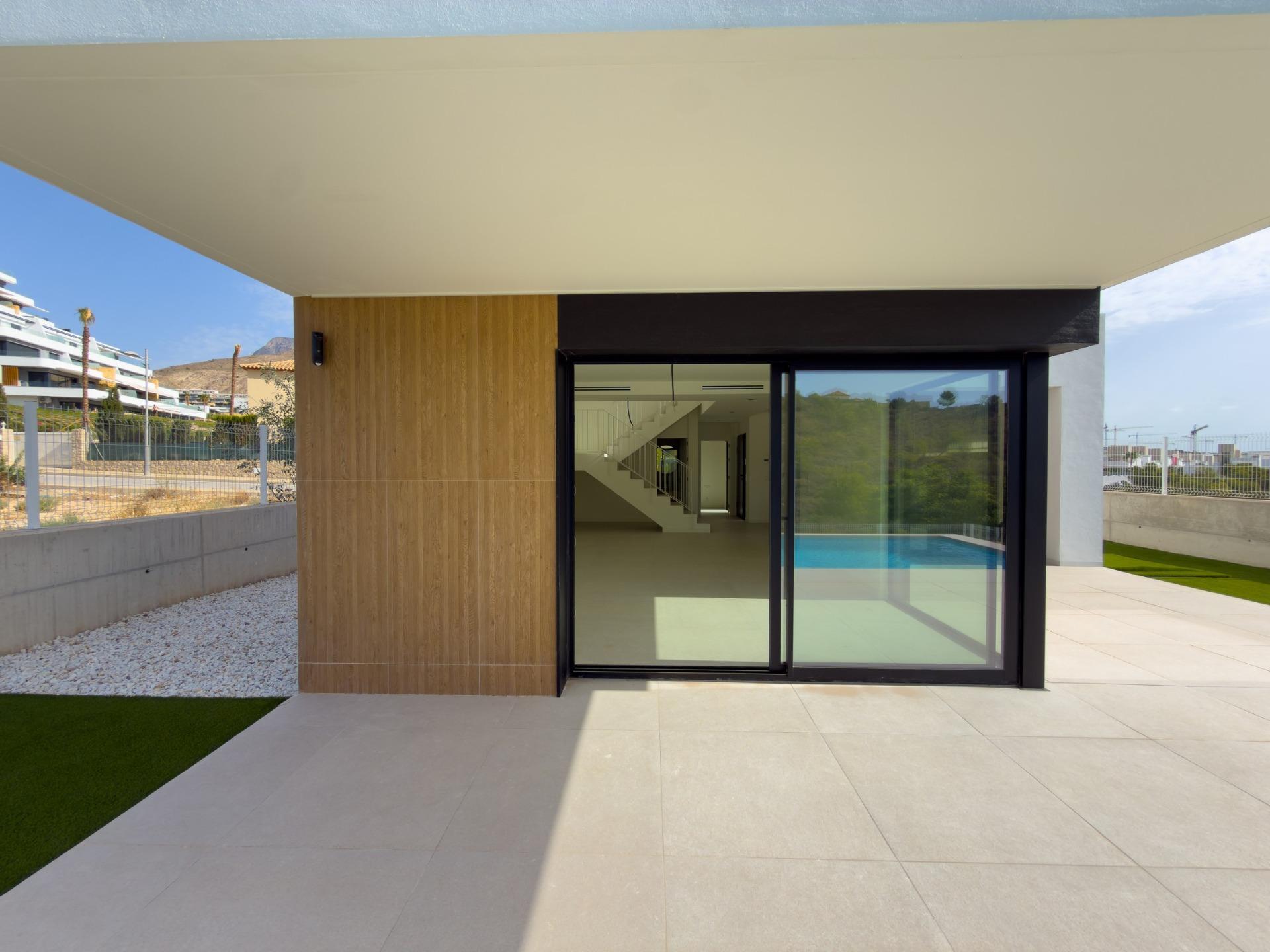 Villa de obra nueva con piscina privada y vistas al mar en Finestrat — 3 dorm.