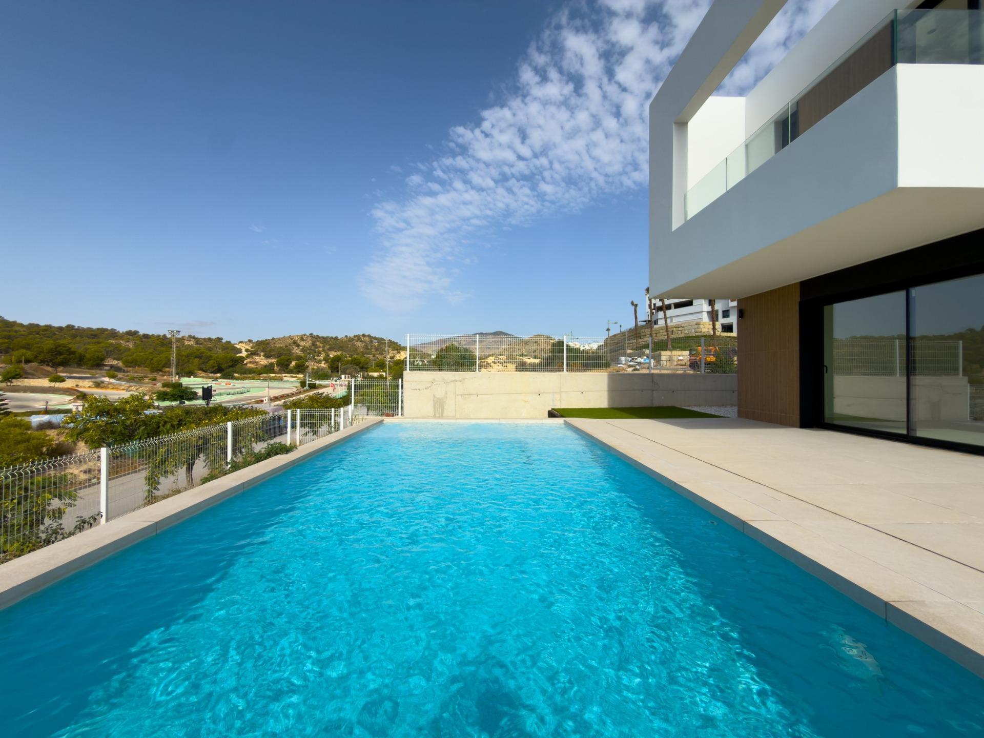 Villa de obra nueva con piscina privada y vistas al mar en Finestrat — 3 dorm.