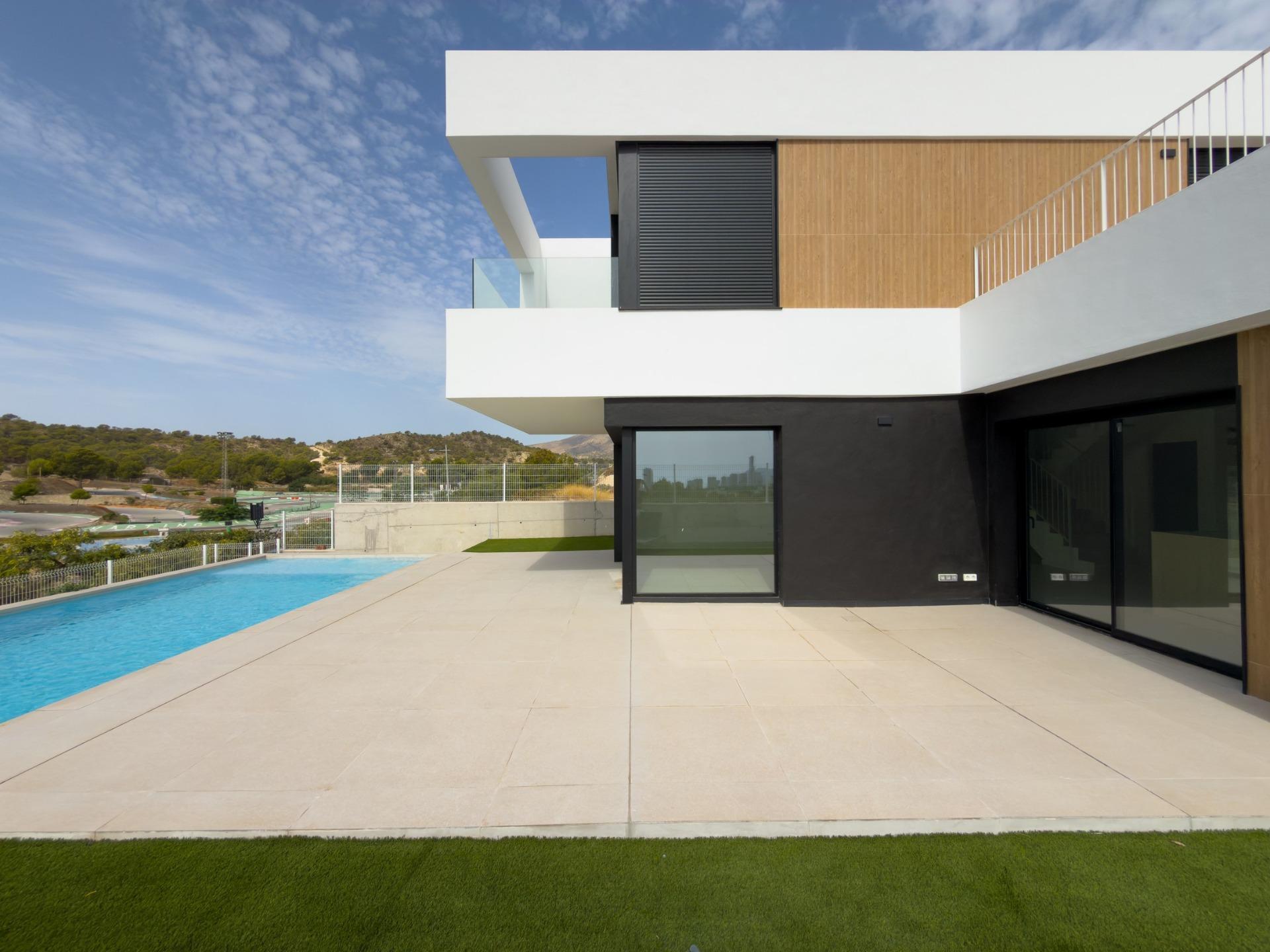 Villa de obra nueva con piscina privada y vistas al mar en Finestrat — 3 dorm.