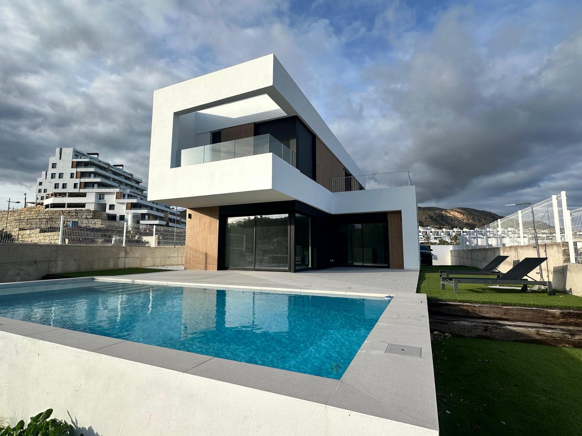 Villa de obra nueva en Finestrat con piscina y vistas al mar — 4 dorm.