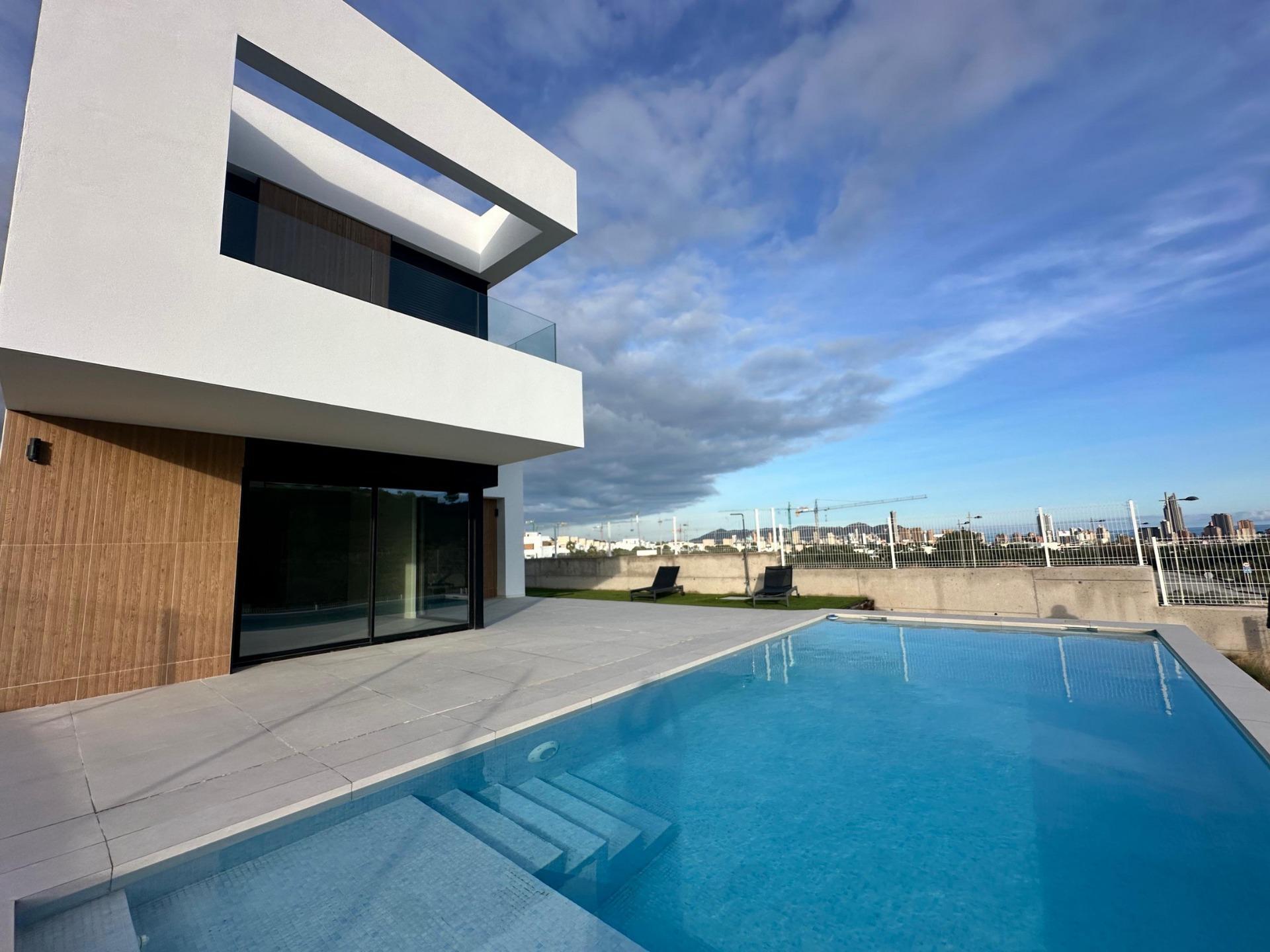 Villa de obra nueva en Finestrat con piscina y vistas al mar — 4 dorm.