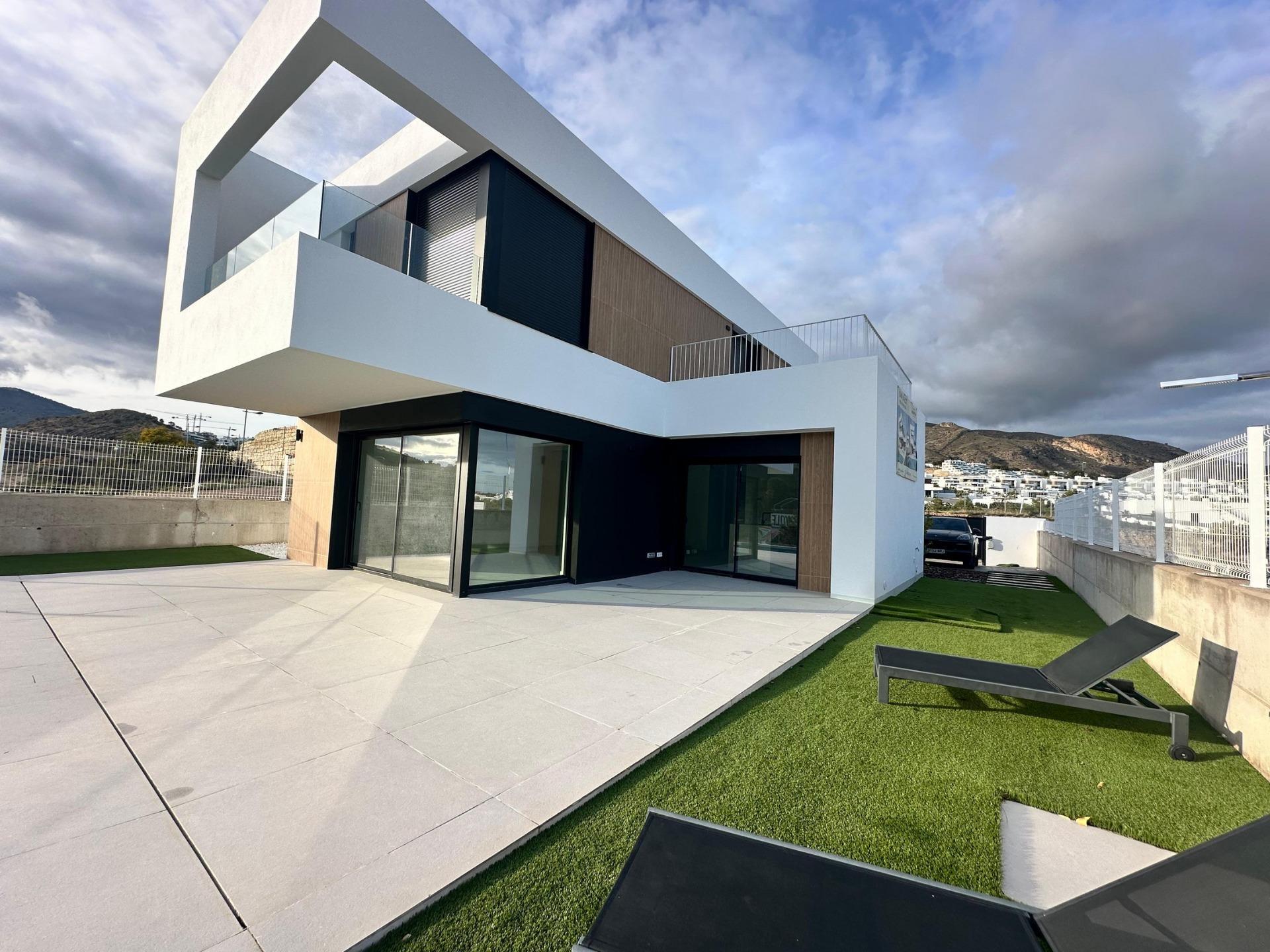 Villa de obra nueva en Finestrat con piscina y vistas al mar — 4 dorm.