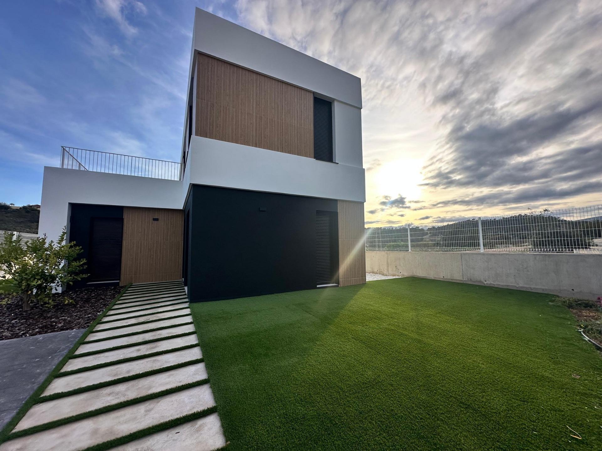 Villa de obra nueva en Finestrat con piscina y vistas al mar — 4 dorm.