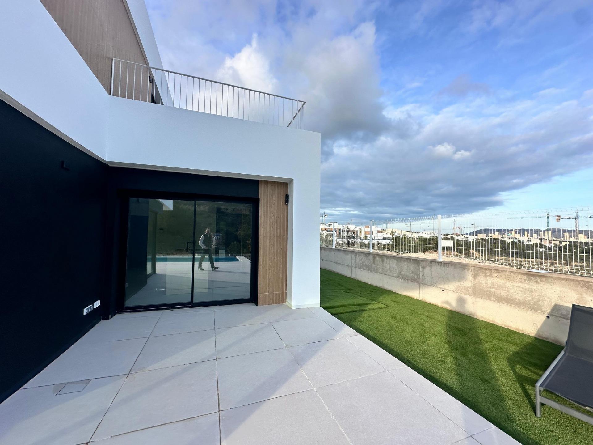 Villa de obra nueva en Finestrat con piscina y vistas al mar — 4 dorm.
