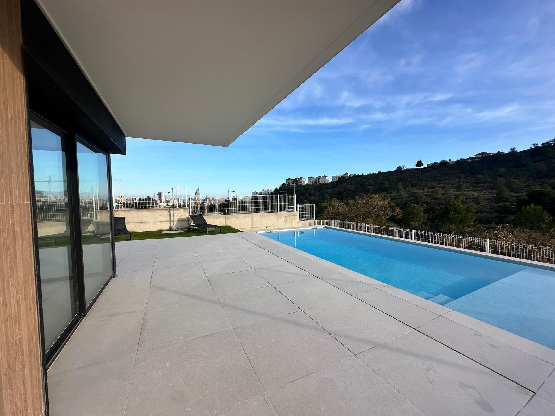 Villa de obra nueva en Finestrat con piscina y vistas al mar — 4 dorm.