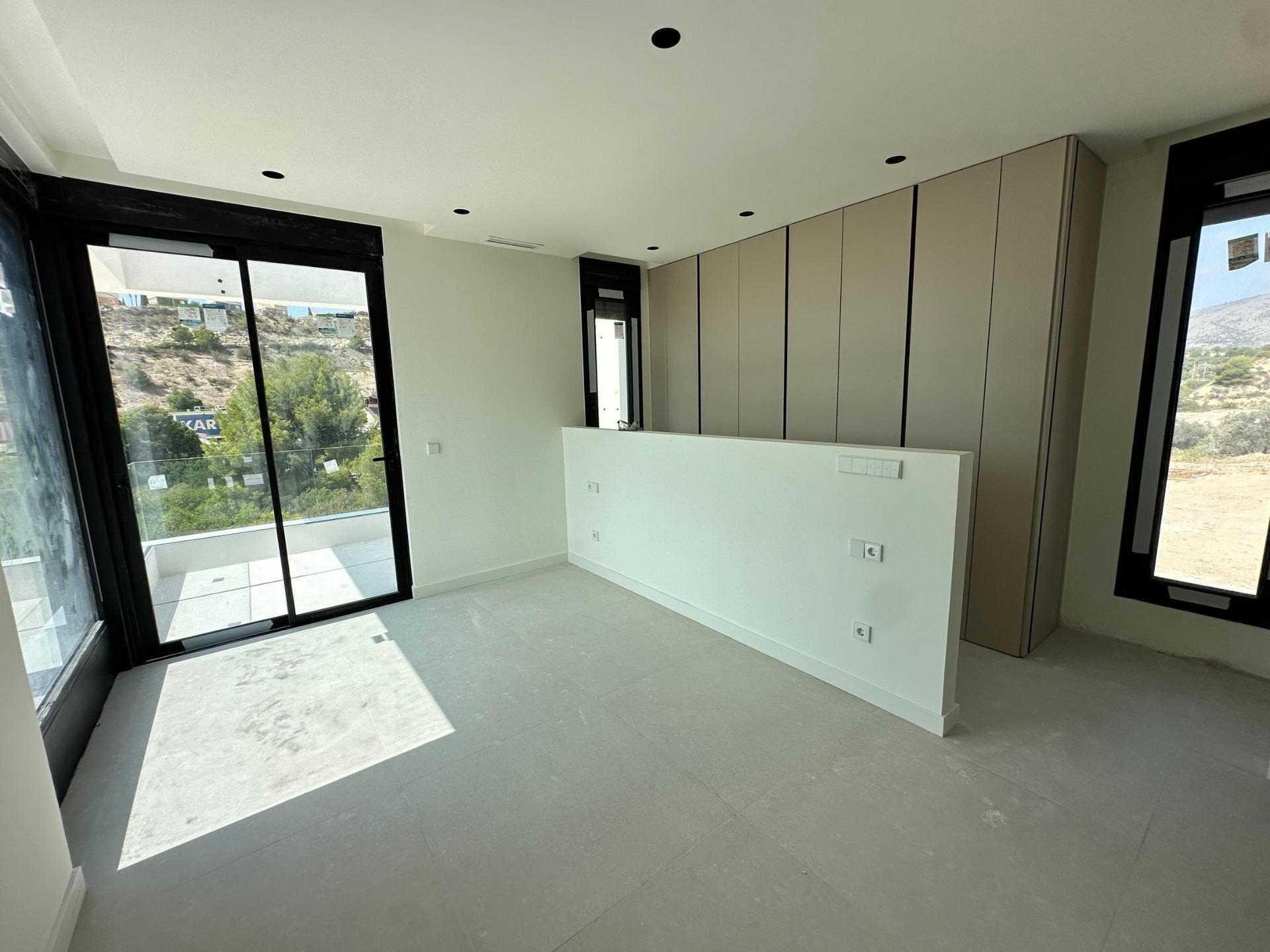 Villa de obra nueva en Finestrat con piscina y vistas al mar — 4 dorm.
