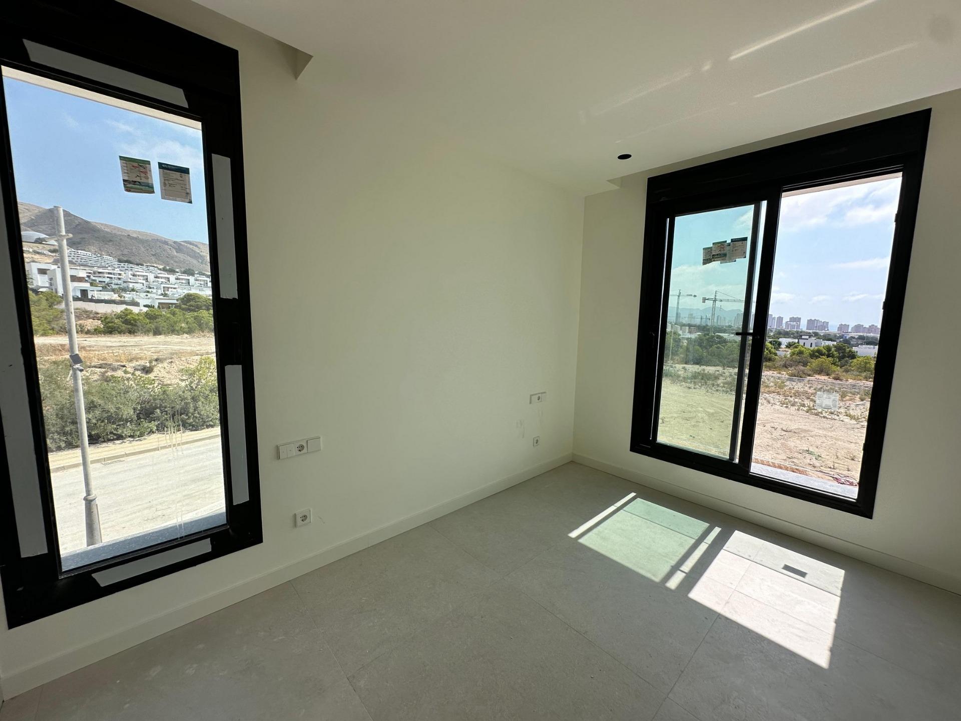 Villa de obra nueva en Finestrat con piscina y vistas al mar — 4 dorm.