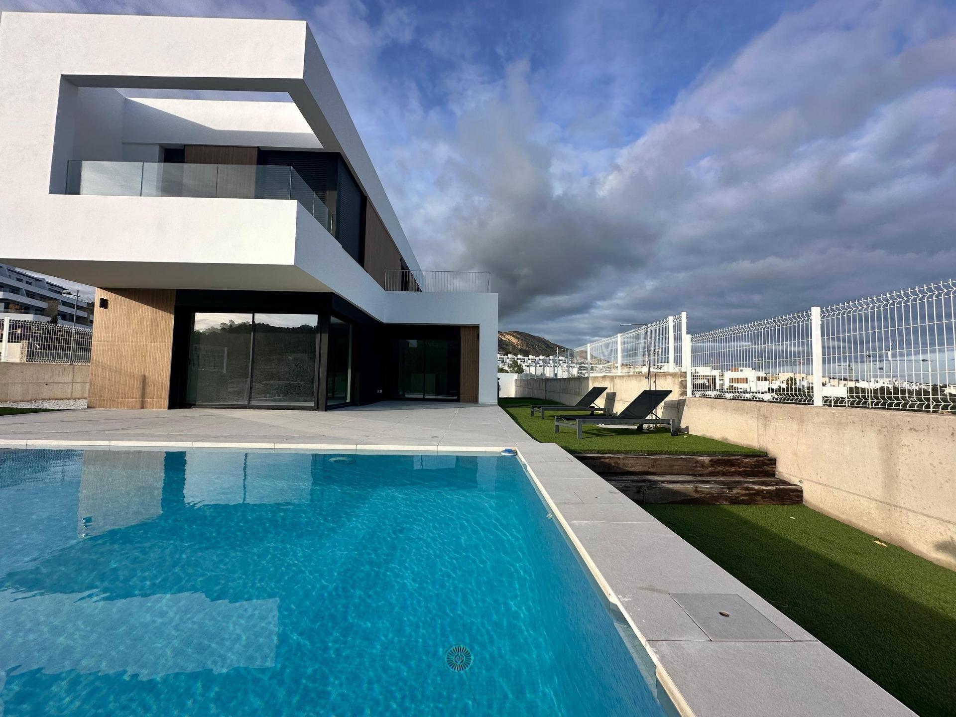 Villa de obra nueva en Finestrat con piscina y vistas al mar — 4 dorm.