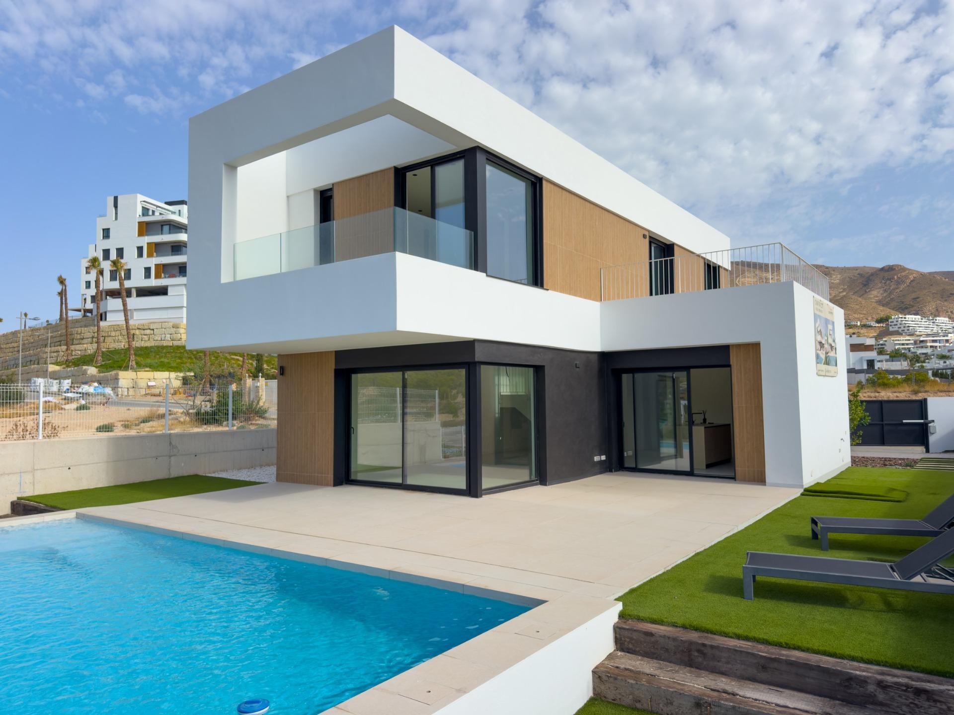 Villa de obra nueva en Finestrat con piscina y vistas al mar — 4 dorm.