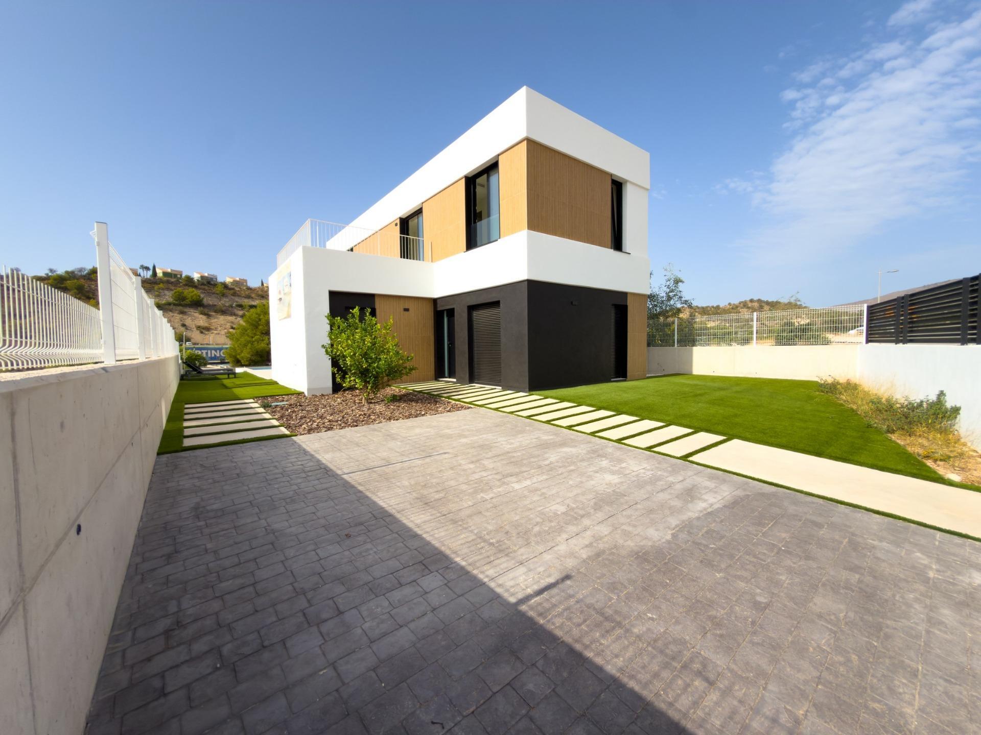 Villa de obra nueva en Finestrat con piscina y vistas al mar — 4 dorm.