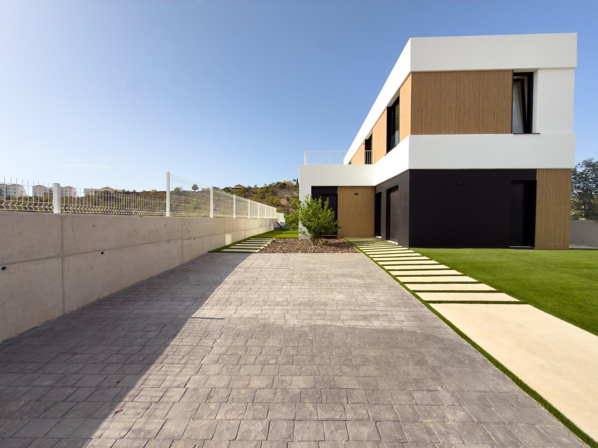 Villa de obra nueva en Finestrat con piscina y vistas al mar — 4 dorm.