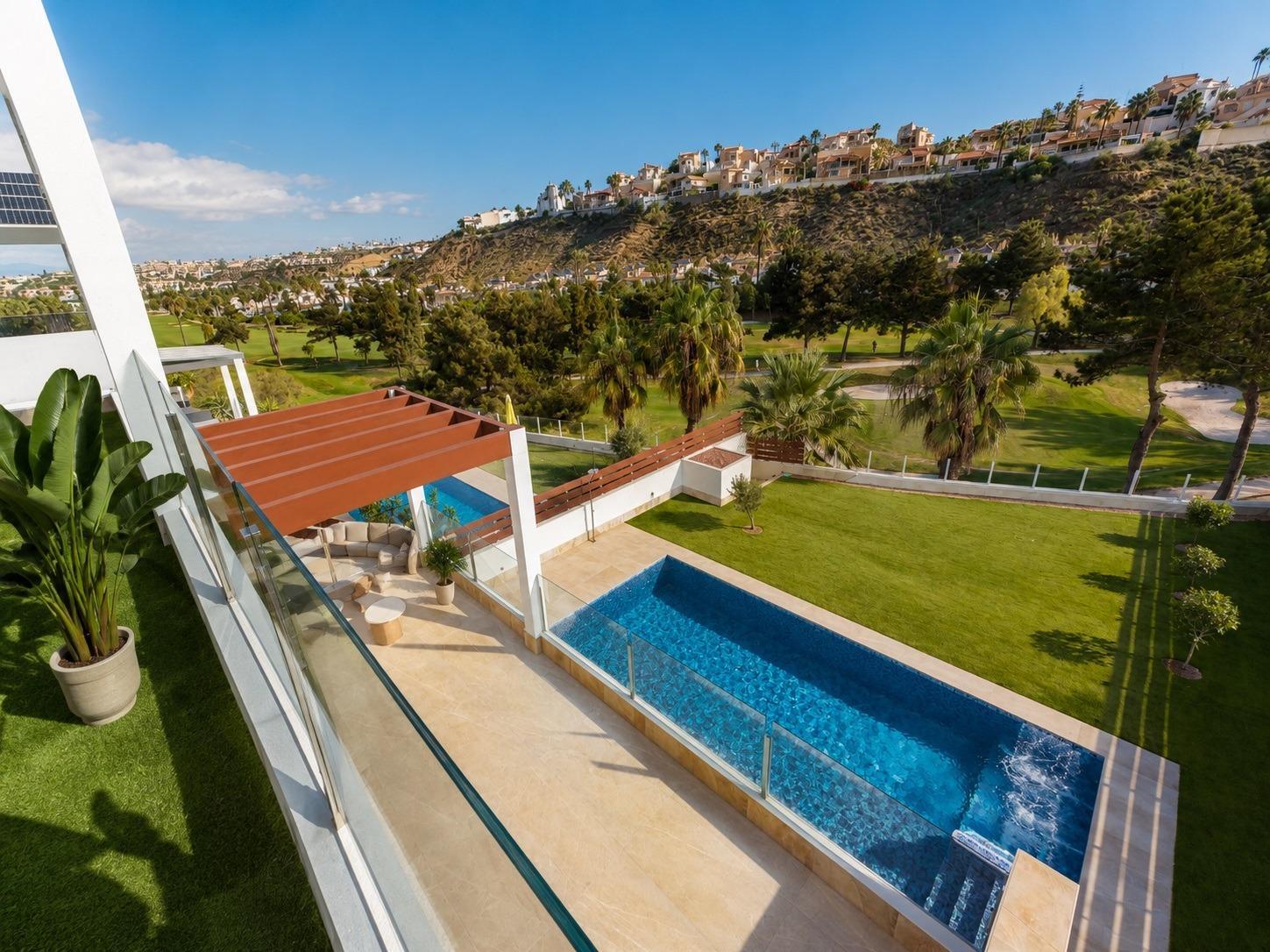 Villa de lujo en 1ª línea de golf en Rojales — 4 dorm. y piscina privada