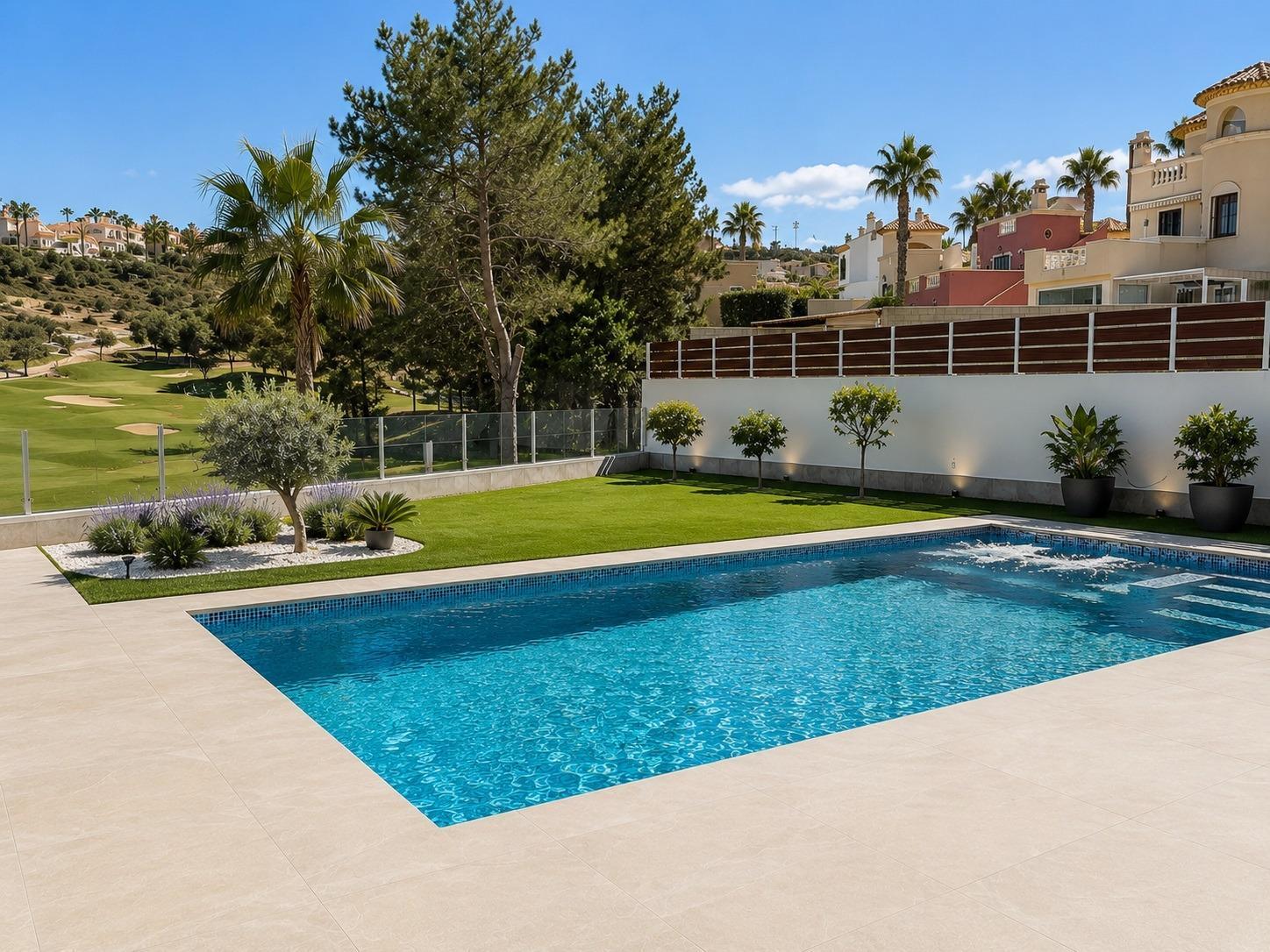 Villa de lujo en 1ª línea de golf en Rojales — 4 dorm. y piscina privada