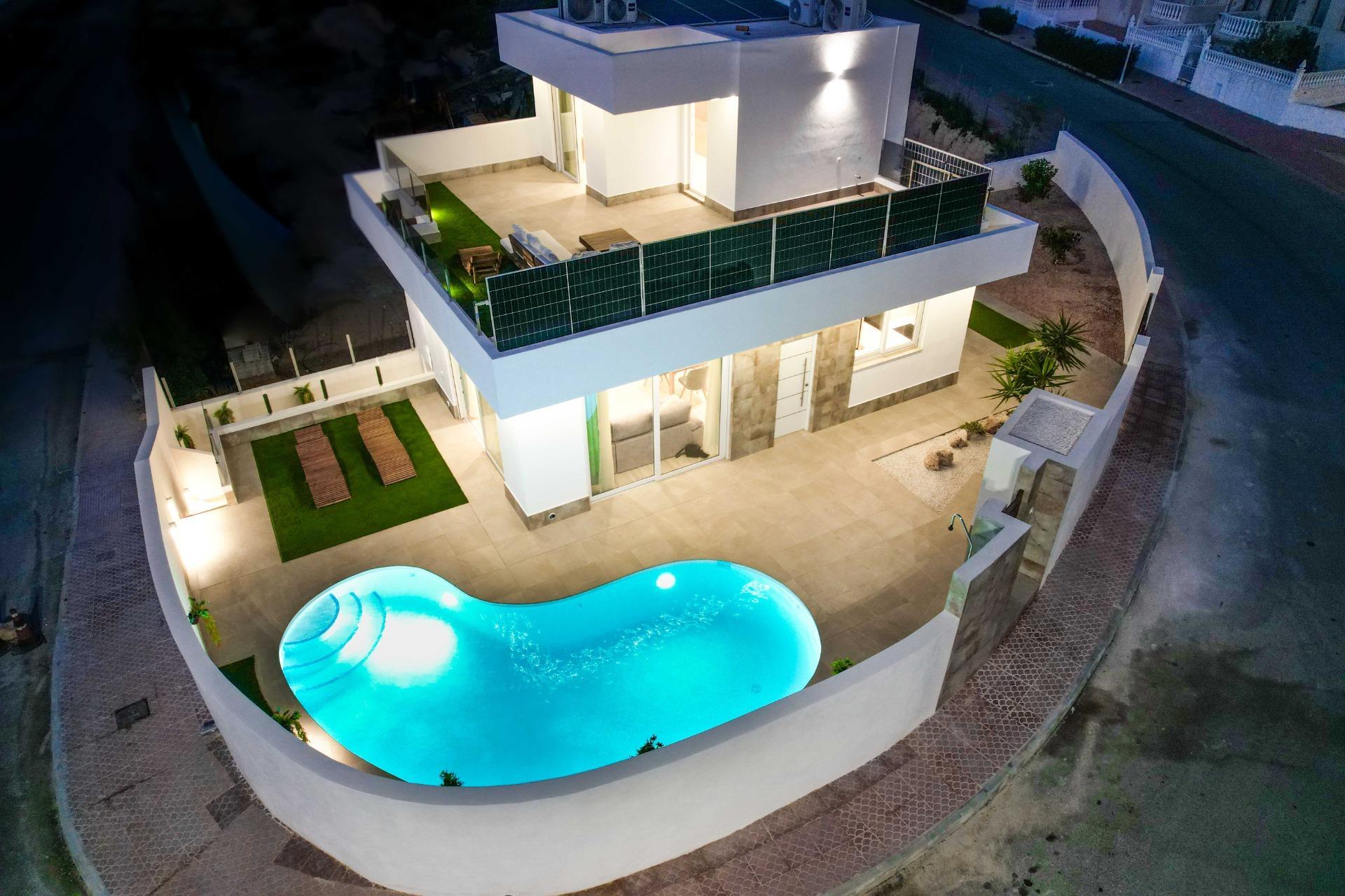 Villa de obra nueva junto al Golf La Marquesa en Ciudad Quesada — 5 dorm. y piscina