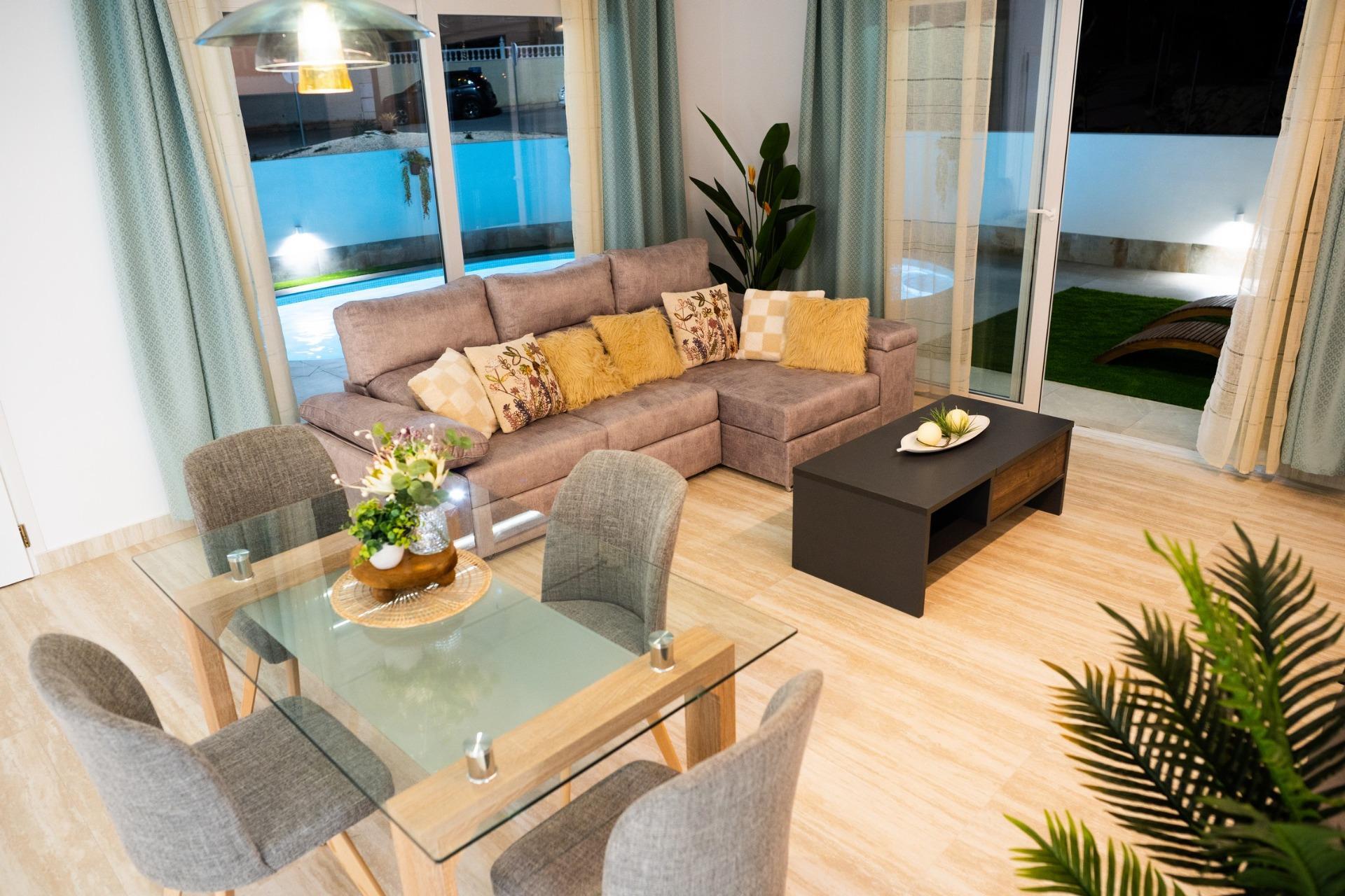 Villa de obra nueva junto al Golf La Marquesa en Ciudad Quesada — 5 dorm. y piscina