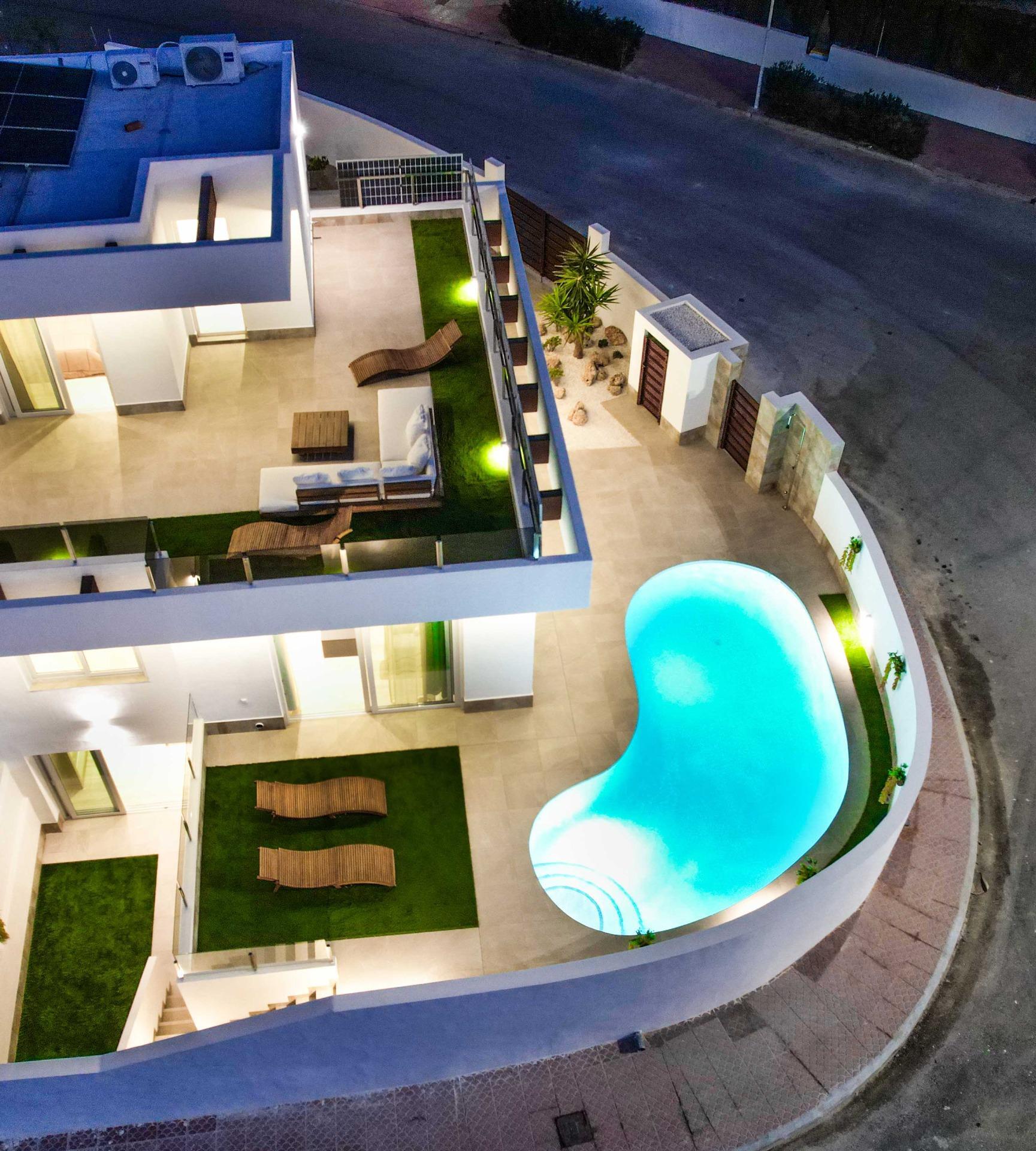 Villa de obra nueva junto al Golf La Marquesa en Ciudad Quesada — 5 dorm. y piscina