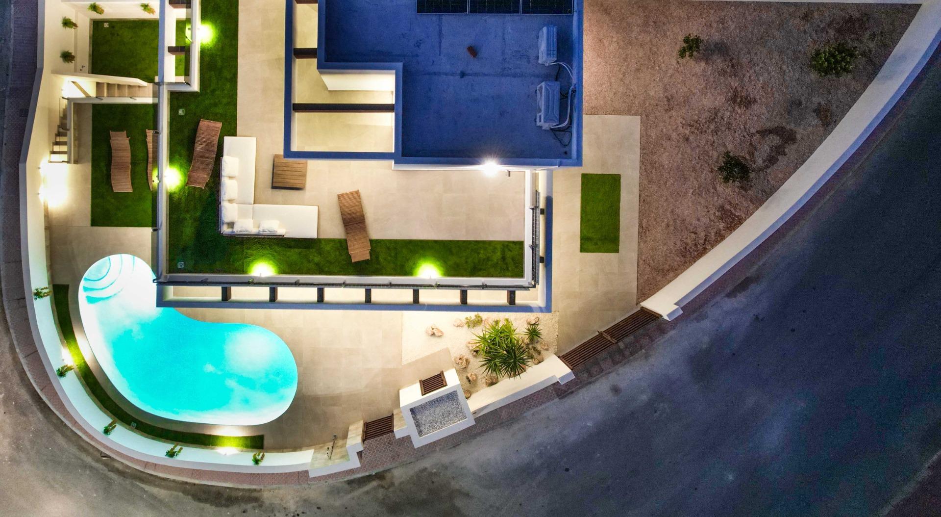 Villa de obra nueva junto al Golf La Marquesa en Ciudad Quesada — 5 dorm. y piscina