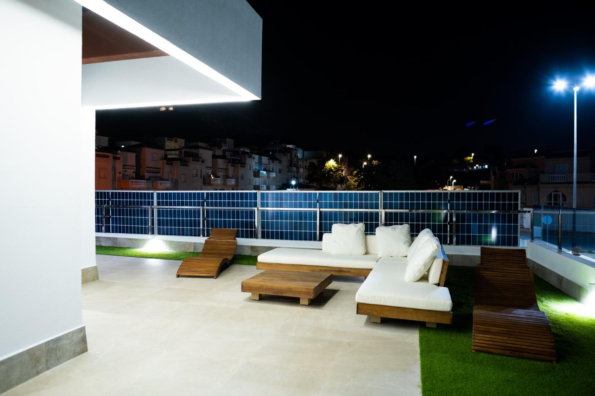 Villa de obra nueva junto al Golf La Marquesa en Ciudad Quesada — 5 dorm. y piscina