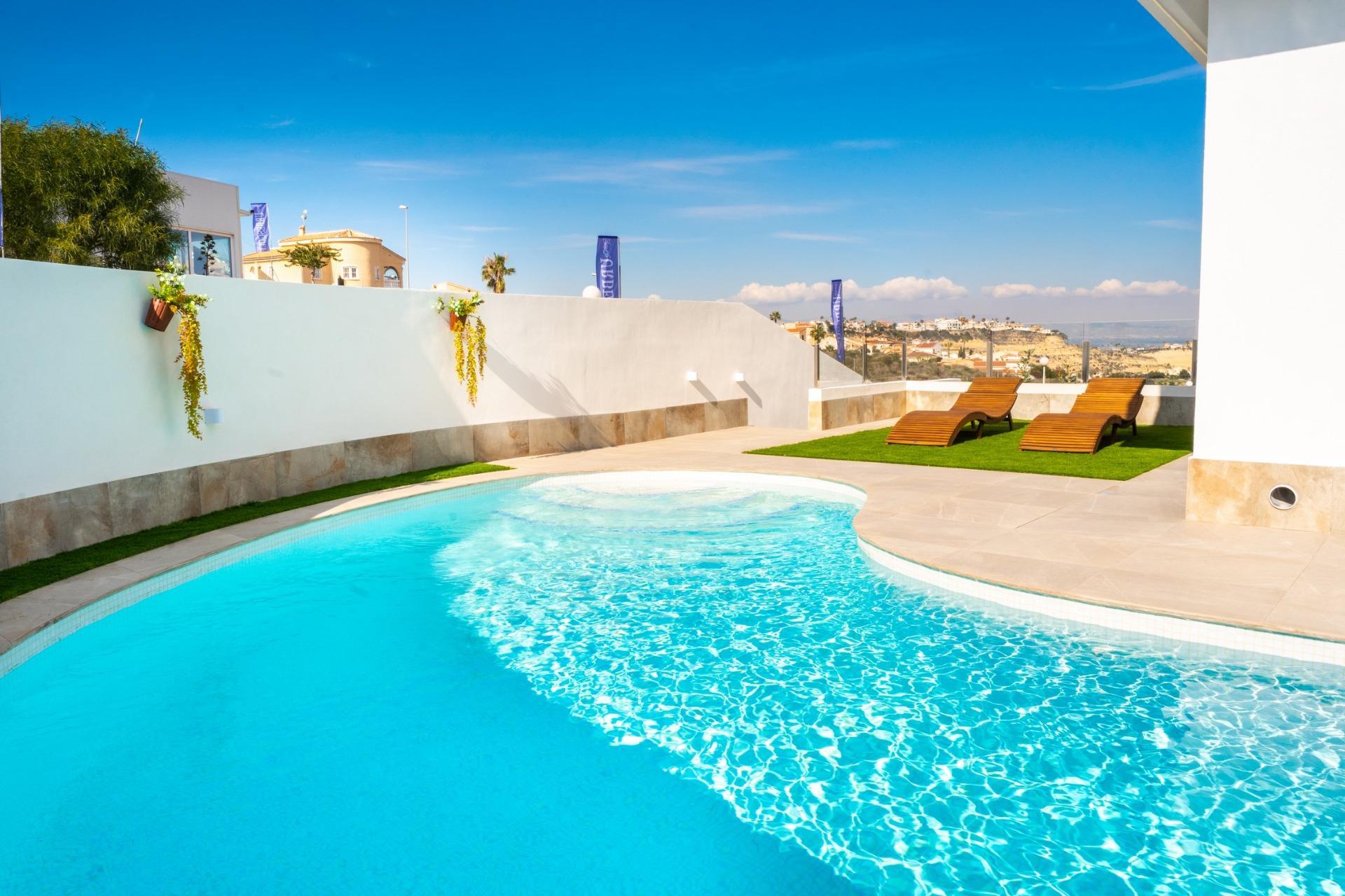 Villa de obra nueva junto al Golf La Marquesa en Ciudad Quesada — 5 dorm. y piscina