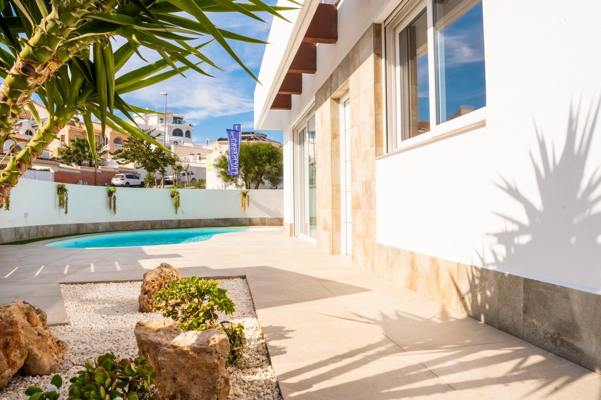 Villa de obra nueva junto al Golf La Marquesa en Ciudad Quesada — 5 dorm. y piscina