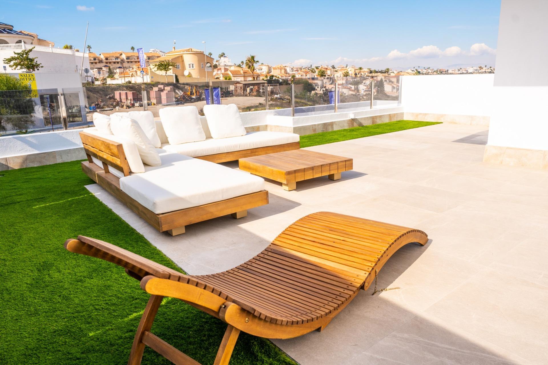 Villa de obra nueva junto al Golf La Marquesa en Ciudad Quesada — 5 dorm. y piscina