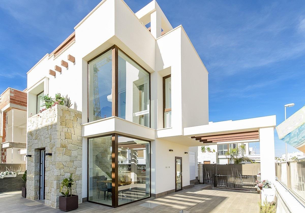 Villa de obra nueva con piscina privada en Los Montesinos — 5 dorm. y 4 baños