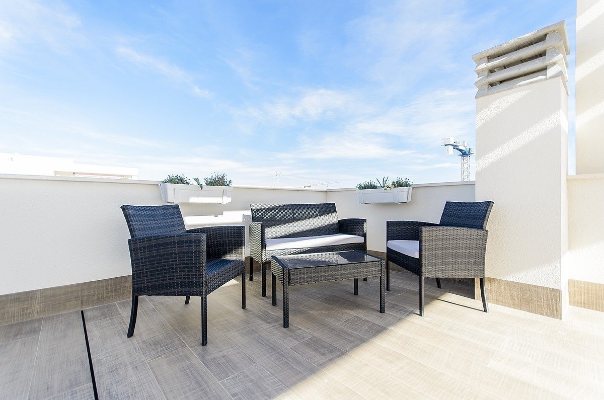 Villa de obra nueva con piscina privada en Los Montesinos — 5 dorm. y 4 baños