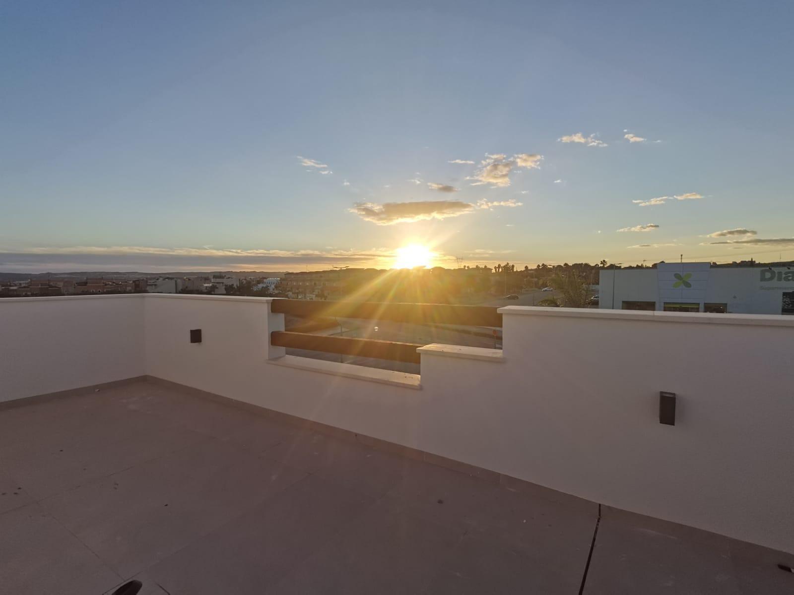 Villa de obra nueva con piscina privada en Los Montesinos — 5 dorm. y 4 baños