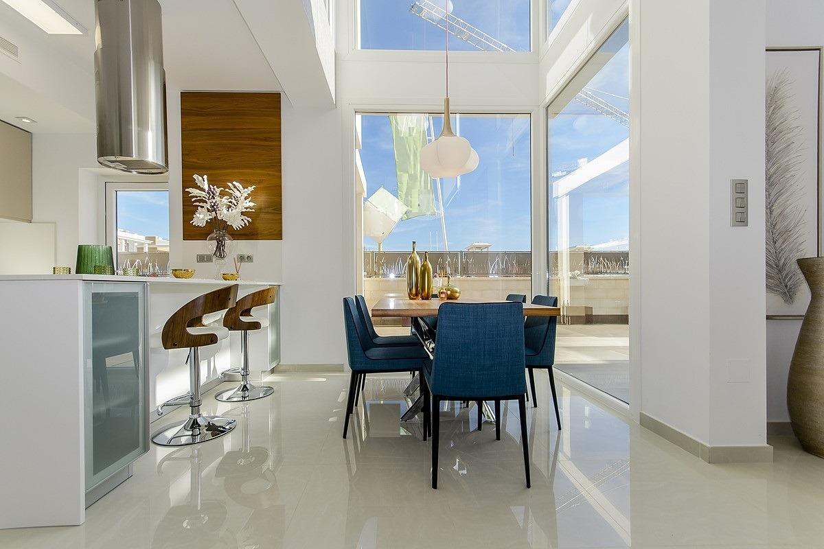 Villa de obra nueva con piscina privada en Los Montesinos — 5 dorm. y 4 baños