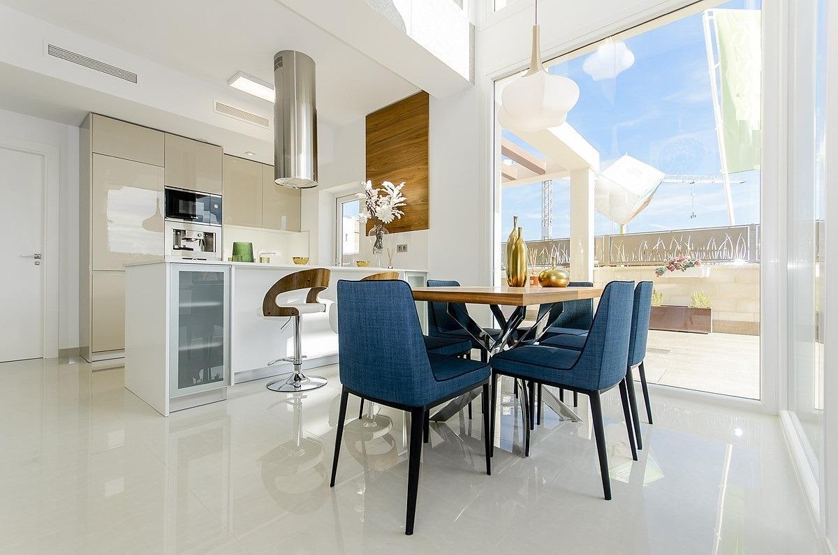 Villa de obra nueva con piscina privada en Los Montesinos — 5 dorm. y 4 baños