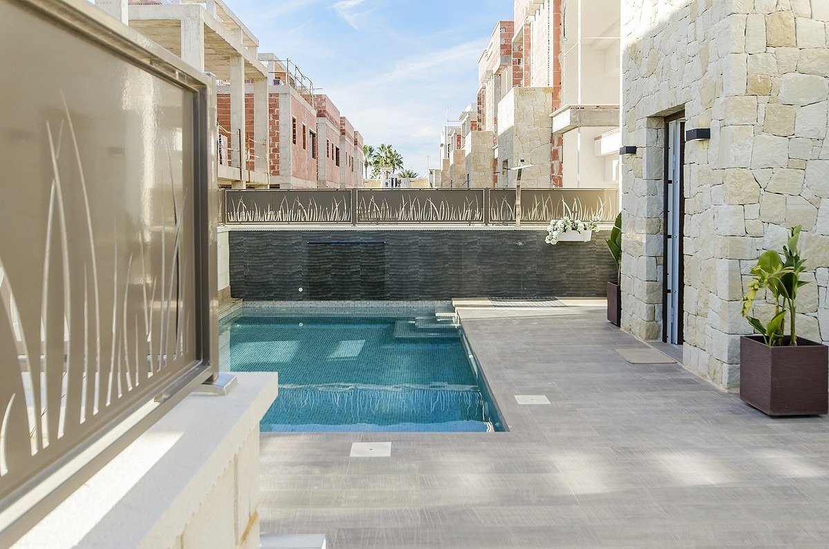 Villa de obra nueva con piscina privada en Los Montesinos — 5 dorm. y 4 baños