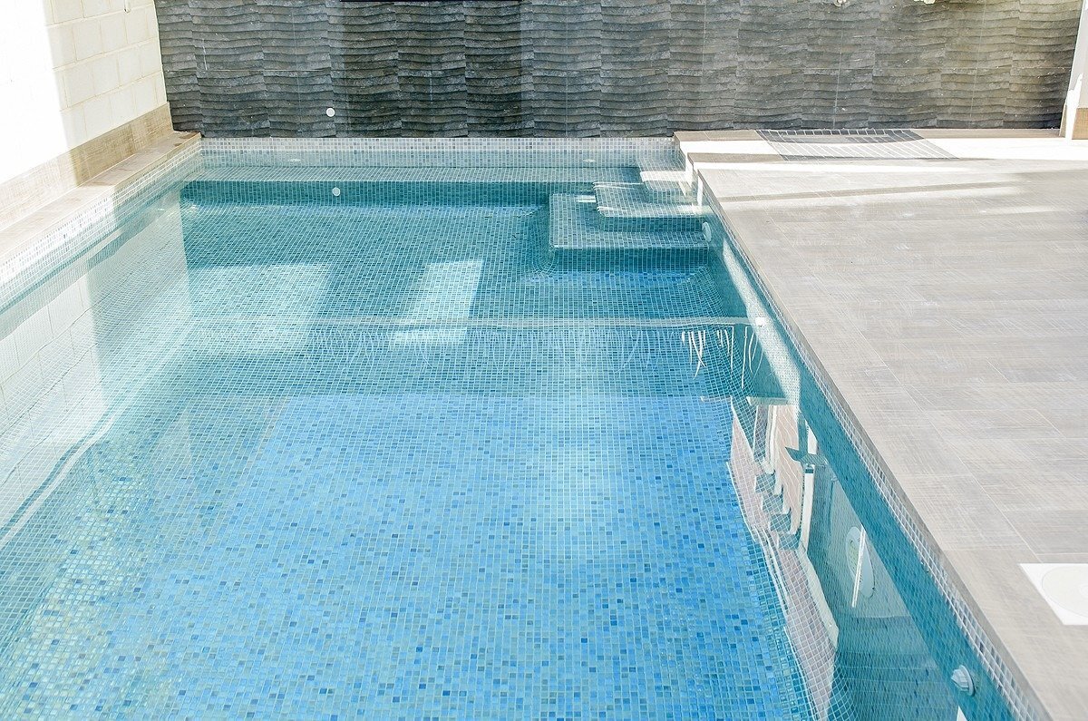 Villa de obra nueva con piscina privada en Los Montesinos — 5 dorm. y 4 baños