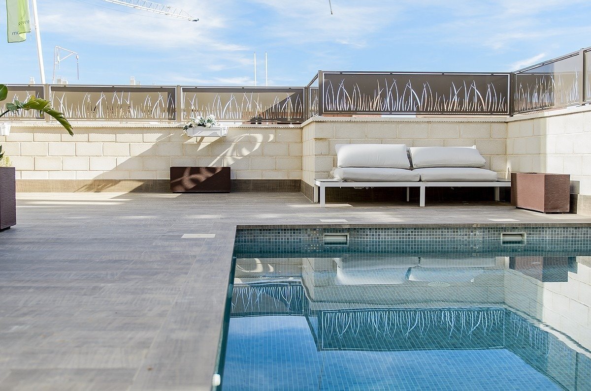 Villa de obra nueva con piscina privada en Los Montesinos — 5 dorm. y 4 baños