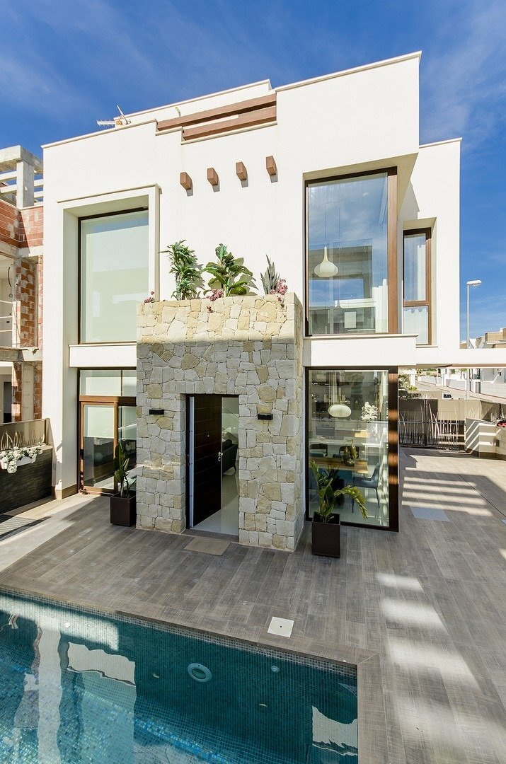 Villa de obra nueva con piscina privada en Los Montesinos — 5 dorm. y 4 baños