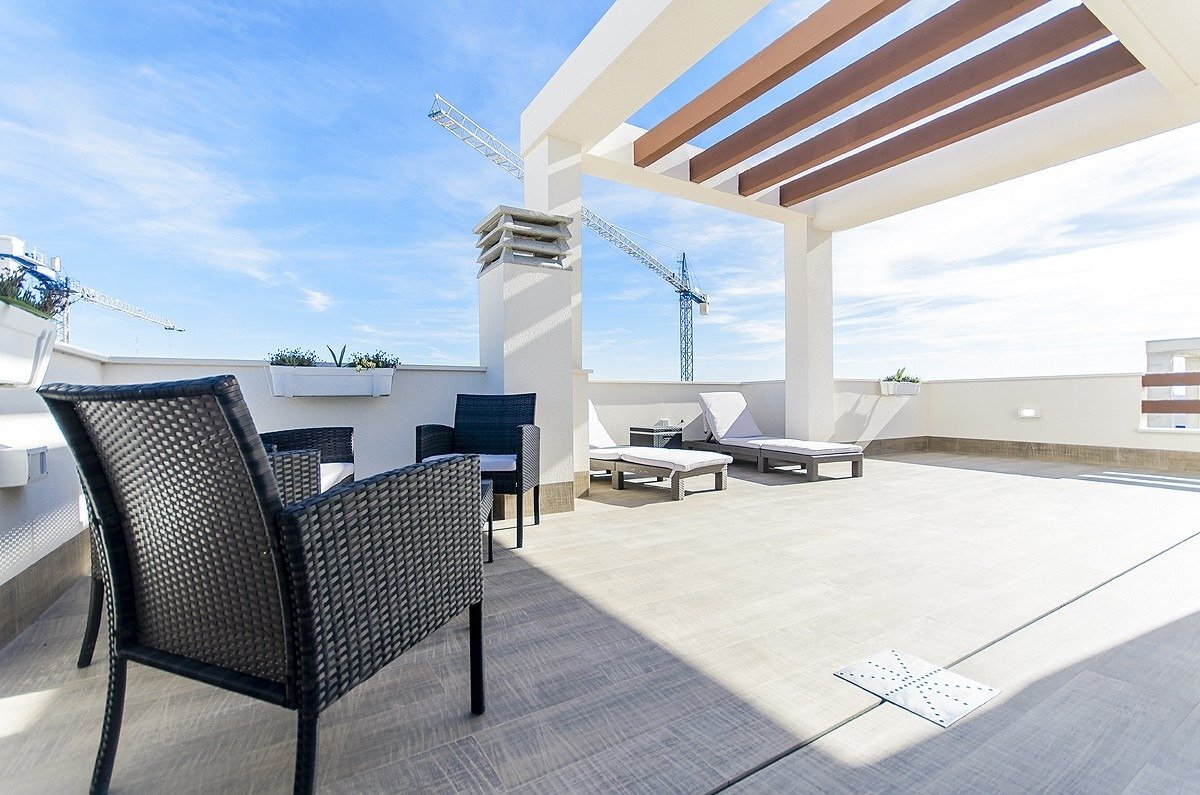 Villa de obra nueva con piscina privada en Los Montesinos — 5 dorm. y 4 baños