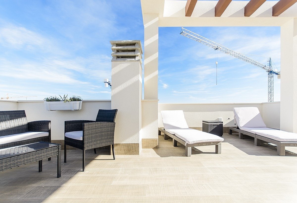 Villa de obra nueva con piscina privada en Los Montesinos — 5 dorm. y 4 baños