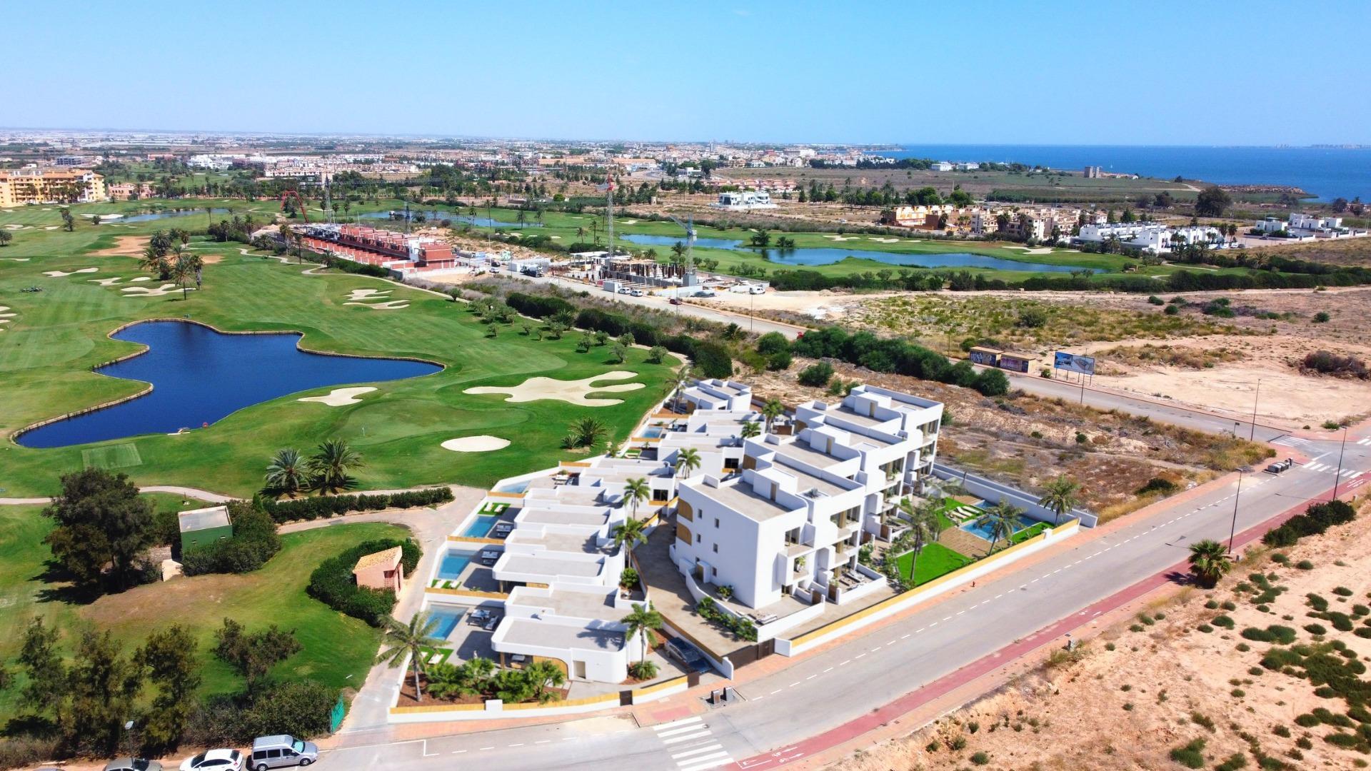 Ático de obra nueva con piscina privada en Serena Golf, Los Alcázares — 3 dorm.