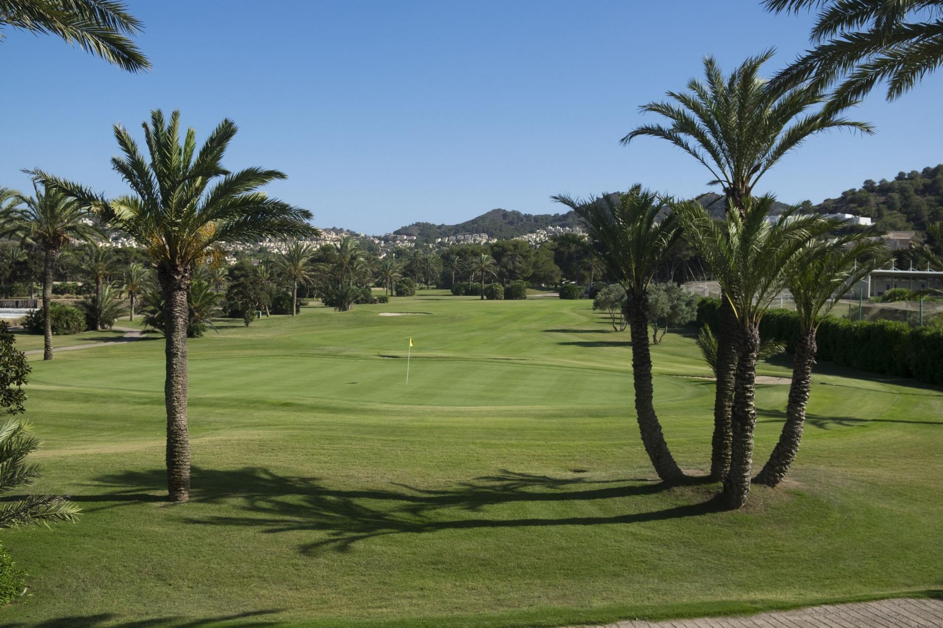 Chalet de obra nueva con piscina privada en La Manga Club — 3 dormitorios