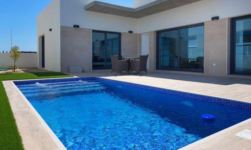 Villa de obra nueva en Daya Nueva con piscina privada y 3 dormitorios